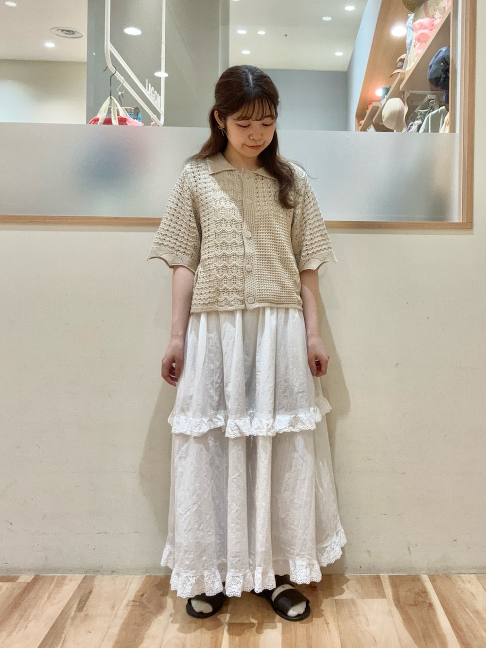 「Samansa Mos2、サマンサ モスモス(Samansa Mos2)、SM2、ガーリー、襟付きトップス、カーディガン、スカート、スカラップレース、なみなみ、カンカン帽、サンダル、低身長コーデ」｜「Samansa Mos2の透かしパッチワーク風カーディガン（カーディガン/ボレロ、ホワイト系）」を使った、moeさん（レディース・152cm）の夏コーディネートの2枚目の写真
