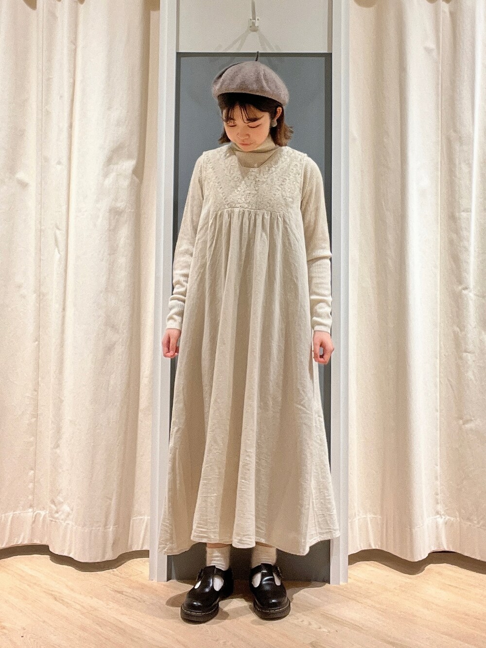 「Samansa Mos2、サマンサ モスモス(Samansa Mos2)、SM2、冬コーデ、ガーリー、アウター、パープル、ワンピース、ベレー帽、低身長」｜「Samansa Mos2の中空糸ロングコート（ノーカラーコート、パープル系）」を使った、moeさん（レディース・152cm）の冬コーディネートの2枚目の写真