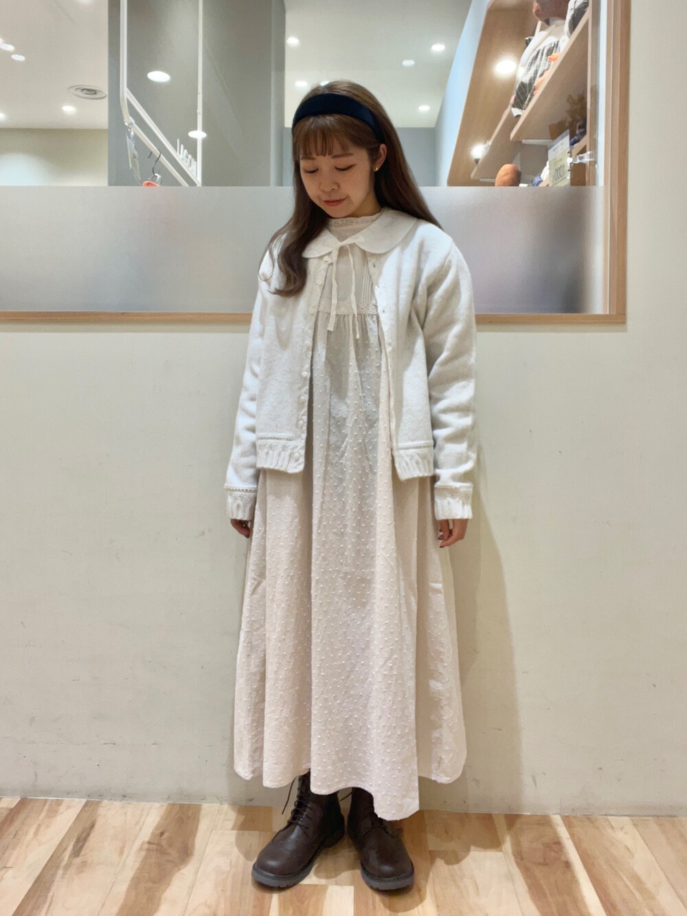 「Samansa Mos2、サマンサ モスモス(Samansa Mos2)、SM2、ガーリー、冬コーデ、ワンピース、カーディガン、刺繍、刺繍襟、イヤーマフ、レースアップブーツ、ホワイトコーデ、低身長、低身長コーデ」｜「Samansa Mos2の刺繍襟付カーディガン（カーディガン/ボレロ、ホワイト系）」を使った、moeさん（レディース・152cm）の秋コーディネートの3枚目の写真