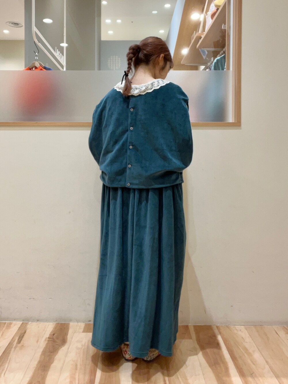 「Samansa Mos2のシアー総刺繍ブラウス（シャツ/ブラウス、ホワイト系）」を使った、moeさん（レディース・152cm）の秋コーディネートの2枚目の写真