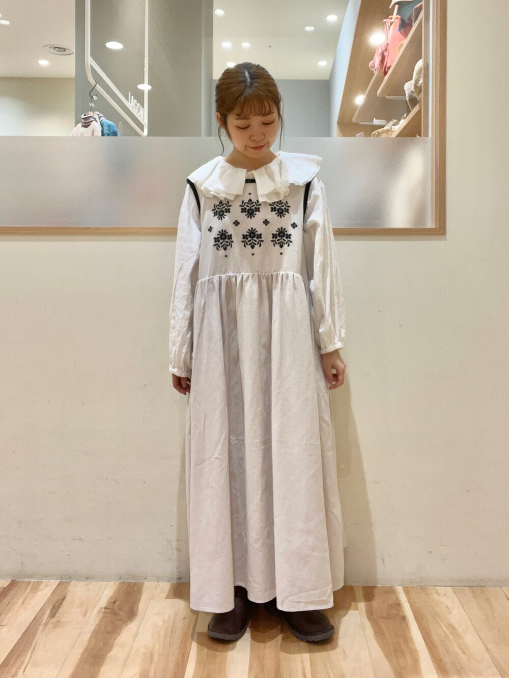 「Samansa Mos2、サマンサ モスモス(Samansa Mos2)、SM2、冬コーデ、ガーリー、ワンピース、ニット、前後着ニット、ブラウス、レースアップブーツ、かごバッグ、ホワイトコーデ、低身長、低身長コーデ」｜「Samansa Mos2の襟フリル前開きブラウス（シャツ/ブラウス、ホワイト系）」を使った、moeさん（レディース・152cm）の冬コーディネートの2枚目の写真