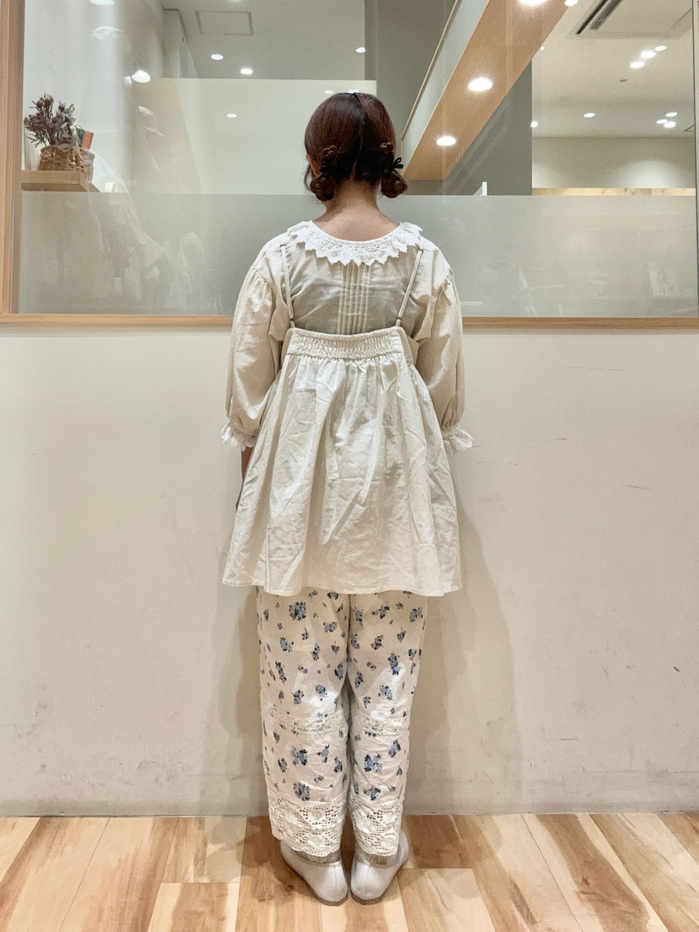 「Samansa Mos2、サマンサ モスモス(Samansa Mos2)、SM2、ナチュラル、春コーデ、ブラウス、チュニック、花柄パンツ、低身長、低身長コーデ」｜「Samansa Mos2の綿麻襟配色前後着ブラウス（シャツ/ブラウス、ホワイト系）」を使った、moeさん（レディース・152cm）の春コーディネートの2枚目の写真
