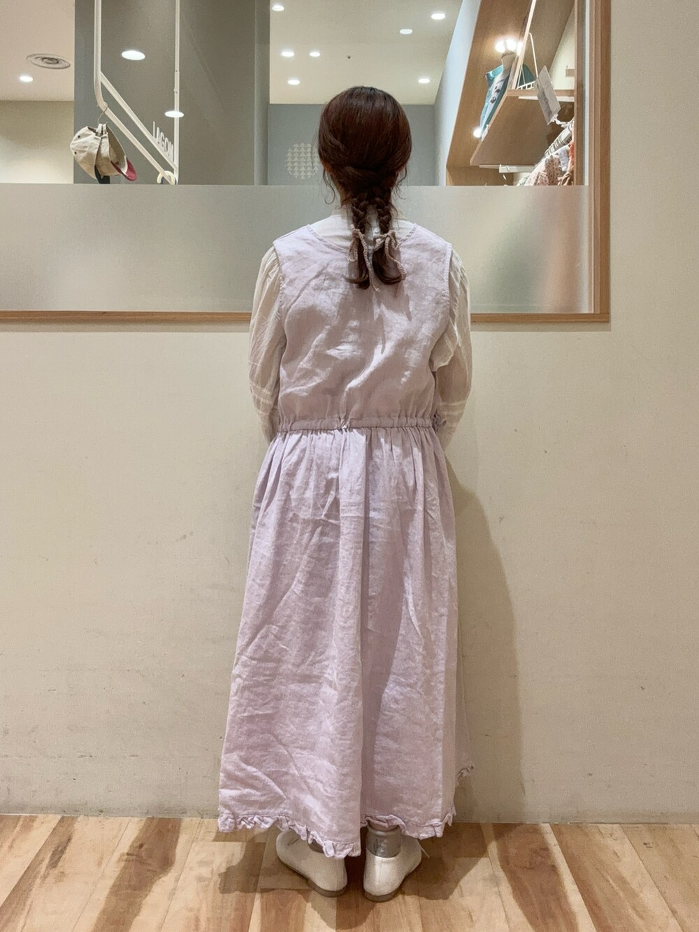 「Samansa Mos2、SM2、サマンサ モスモス(Samansa Mos2)、春コーデ、キルトベスト、ワンピース、ブラウス、ナチュラルガーリー、綿、リネン、レイヤードスタイル、ラベンダー、低身長」｜「Samansa Mos2の【india crafts】ギャザーレースブラウス（シャツ/ブラウス、ホワイト系）」を使った、moeさん（レディース・152cm）の春コーディネートの5枚目の写真