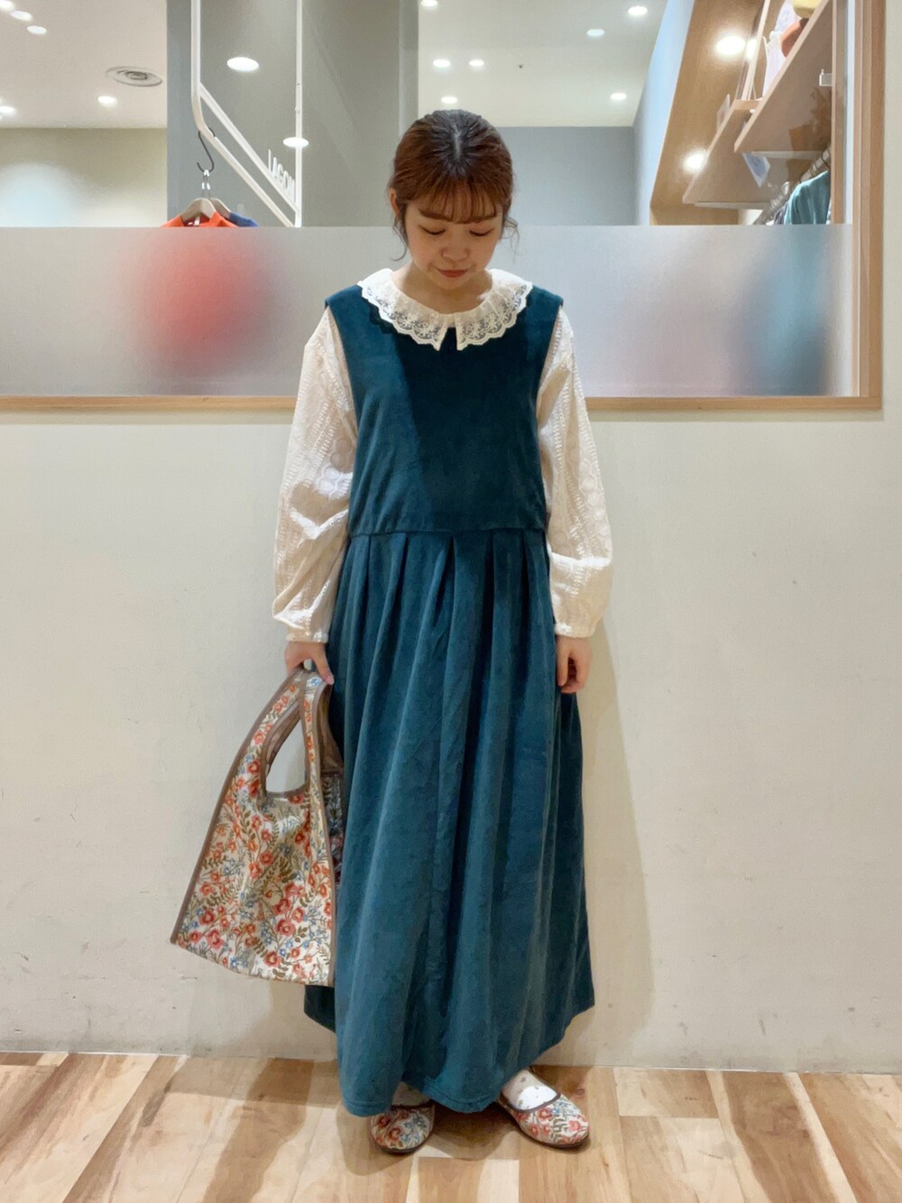 「Samansa Mos2のシアー総刺繍ブラウス（シャツ/ブラウス、ホワイト系）」を使った、moeさん（レディース・152cm）の秋コーディネートの3枚目の写真