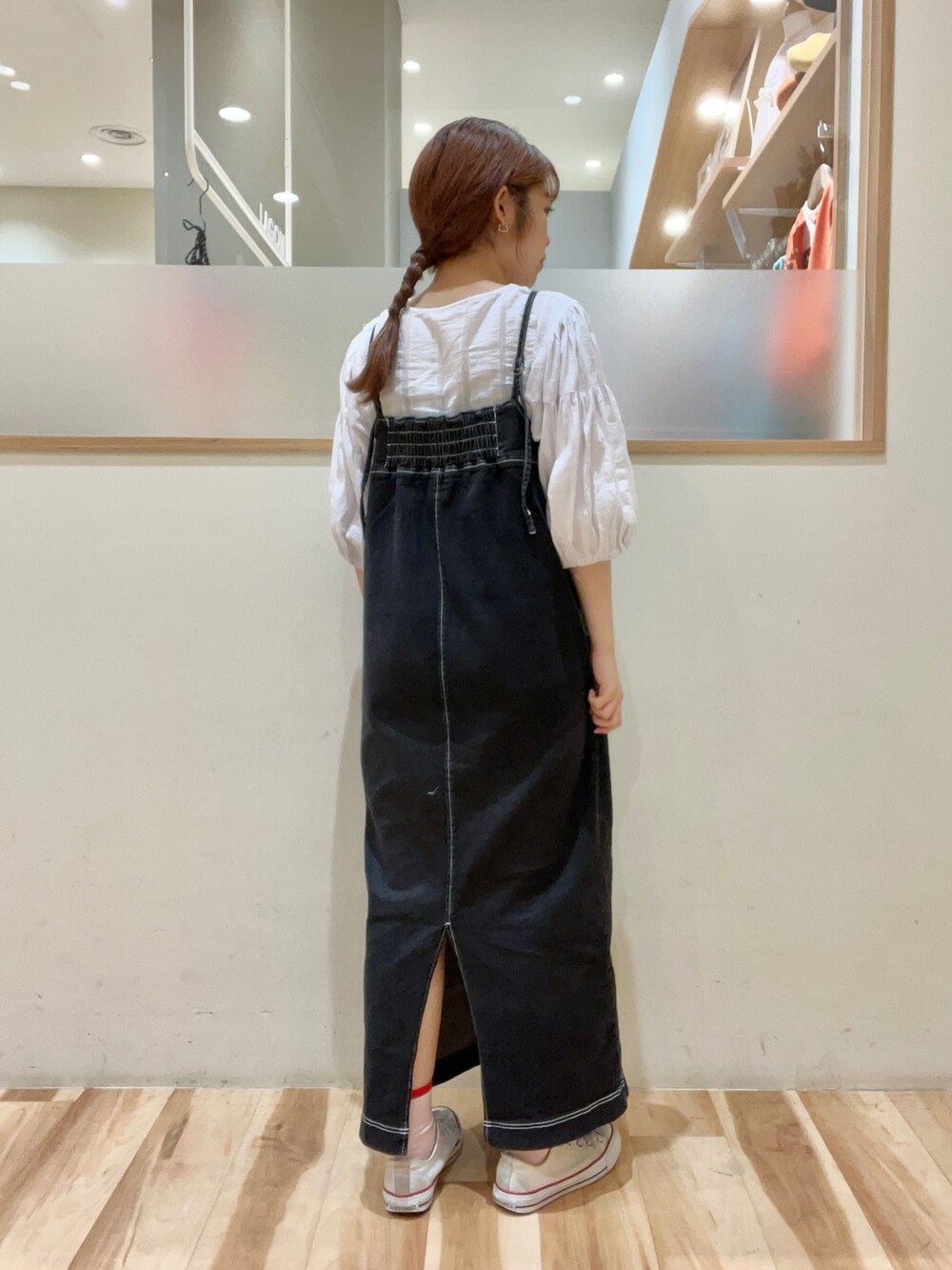 「Samansa Mos2 blue、サマンサモスモスブルー、デニム、キャミワンピ、ブラウス、ブラックデニム、ECODENIM、カジュアル、低身長」｜「Samansa Mos2 blueのレースブラウス（シャツ/ブラウス、ホワイト系）」を使った、moeさん（レディース・152cm）の秋コーディネートの2枚目の写真