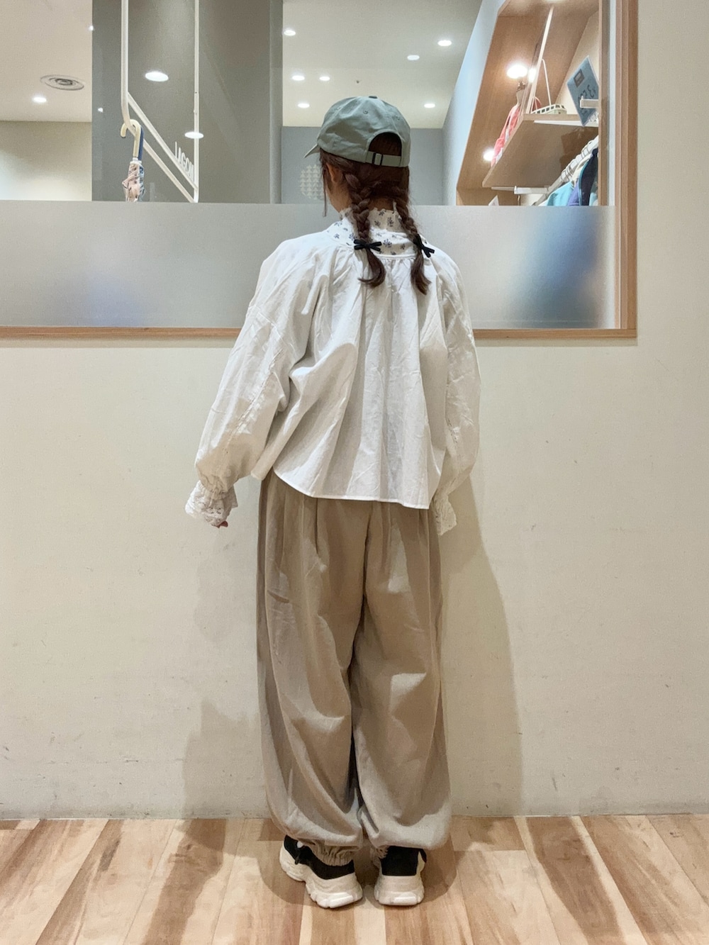 ホワイト系のシャツ/ブラウス、パープル系のTシャツ/カットソー、ベージュ系のその他パンツを着用したレディースの春コーディネートの2枚目の写真