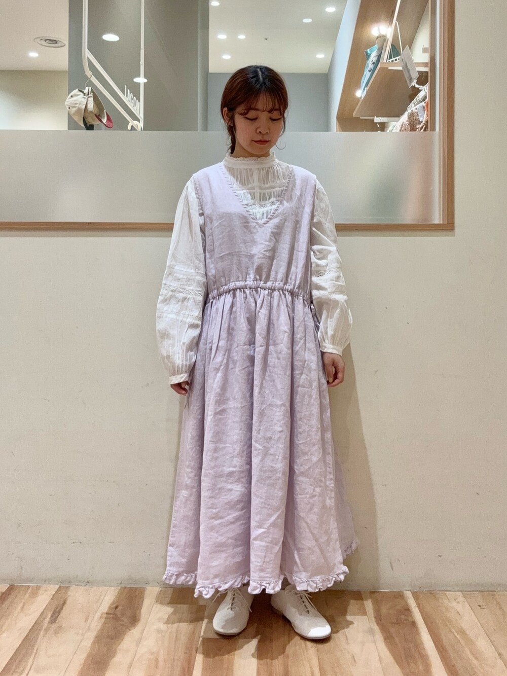 「Samansa Mos2、SM2、サマンサ モスモス(Samansa Mos2)、春コーデ、キルトベスト、ワンピース、ブラウス、ナチュラルガーリー、綿、リネン、レイヤードスタイル、ラベンダー、低身長」｜「Samansa Mos2の【india crafts】ギャザーレースブラウス（シャツ/ブラウス、ホワイト系）」を使った、moeさん（レディース・152cm）の春コーディネートの4枚目の写真