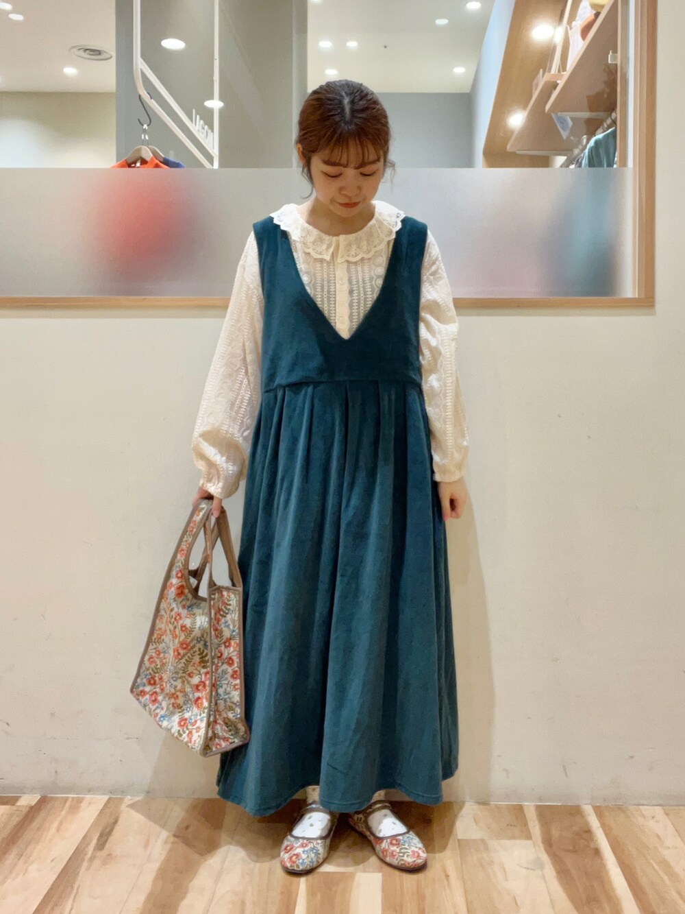 「Samansa Mos2のシアー総刺繍ブラウス（シャツ/ブラウス、ホワイト系）」を使った、moeさん（レディース・152cm）の秋コーディネートの4枚目の写真