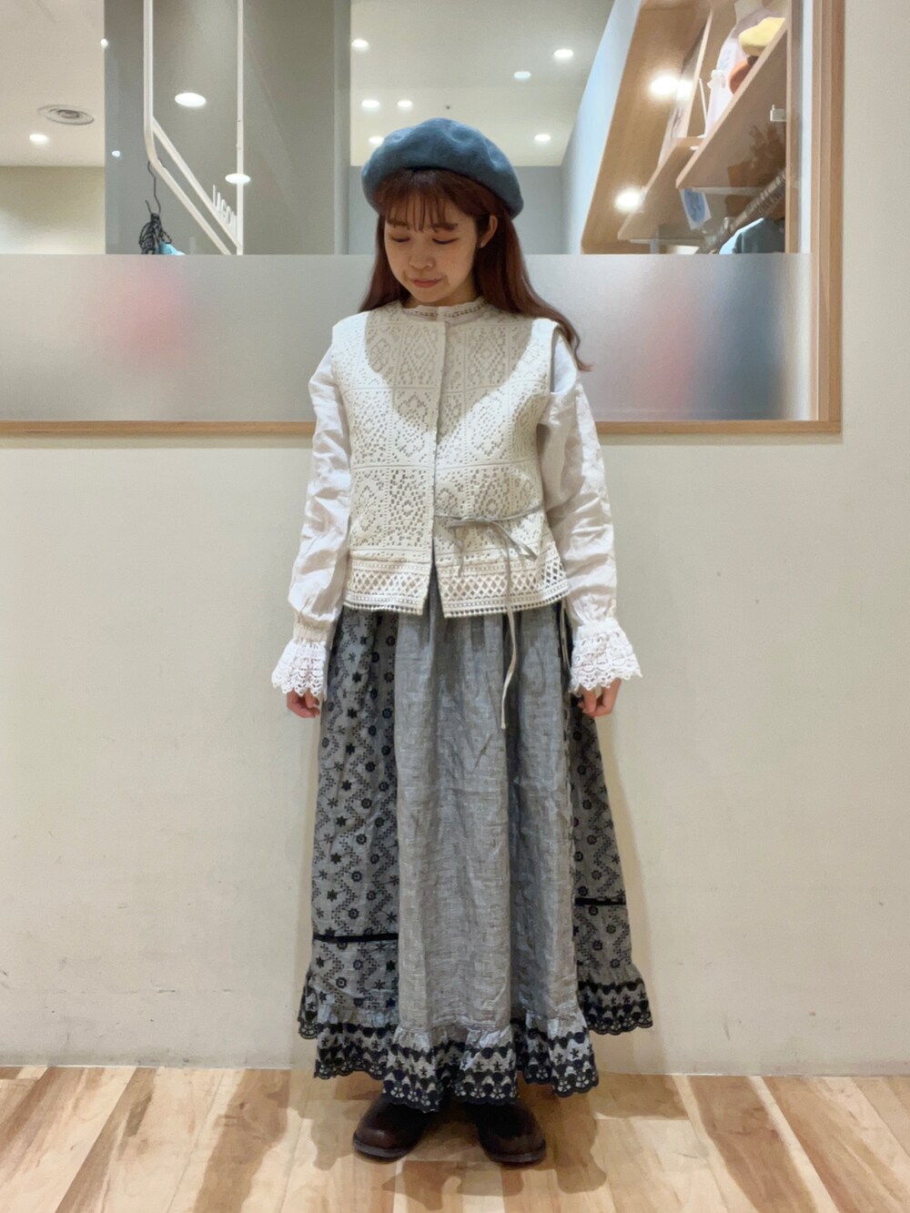 「Samansa Mos2、サマンサモスモス、SM2、ガーリー、ベスト、スカート、ブラウス、リネン、刺繍、kazumiさんコラボ」｜「Samansa Mos2のアイテム（シャツ/ブラウス、ホワイト系）」を使った、moeさん（レディース・152cm）の夏コーディネートの2枚目の写真