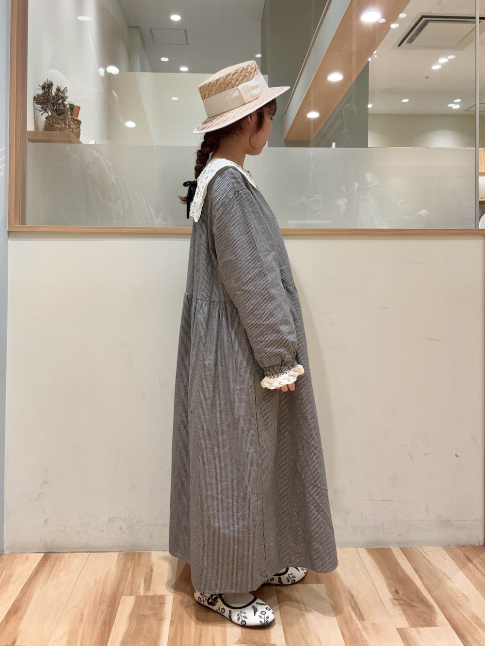 「Samansa Mos2、SM2、サマンサ モスモス(Samansa Mos2)、ガーリー、春コーデ、レイヤードスタイル、ワンピース、バテンレース、チュールワンピース、前後2way、カンカン帽、ストラップシューズ」｜「Samansa Mos2の【Sサイズ / WEB限定】バテンレース前後2WAYワンピース（ワンピース、グレー系）」を使った、moeさん（レディース・152cm）の春コーディネートの5枚目の写真