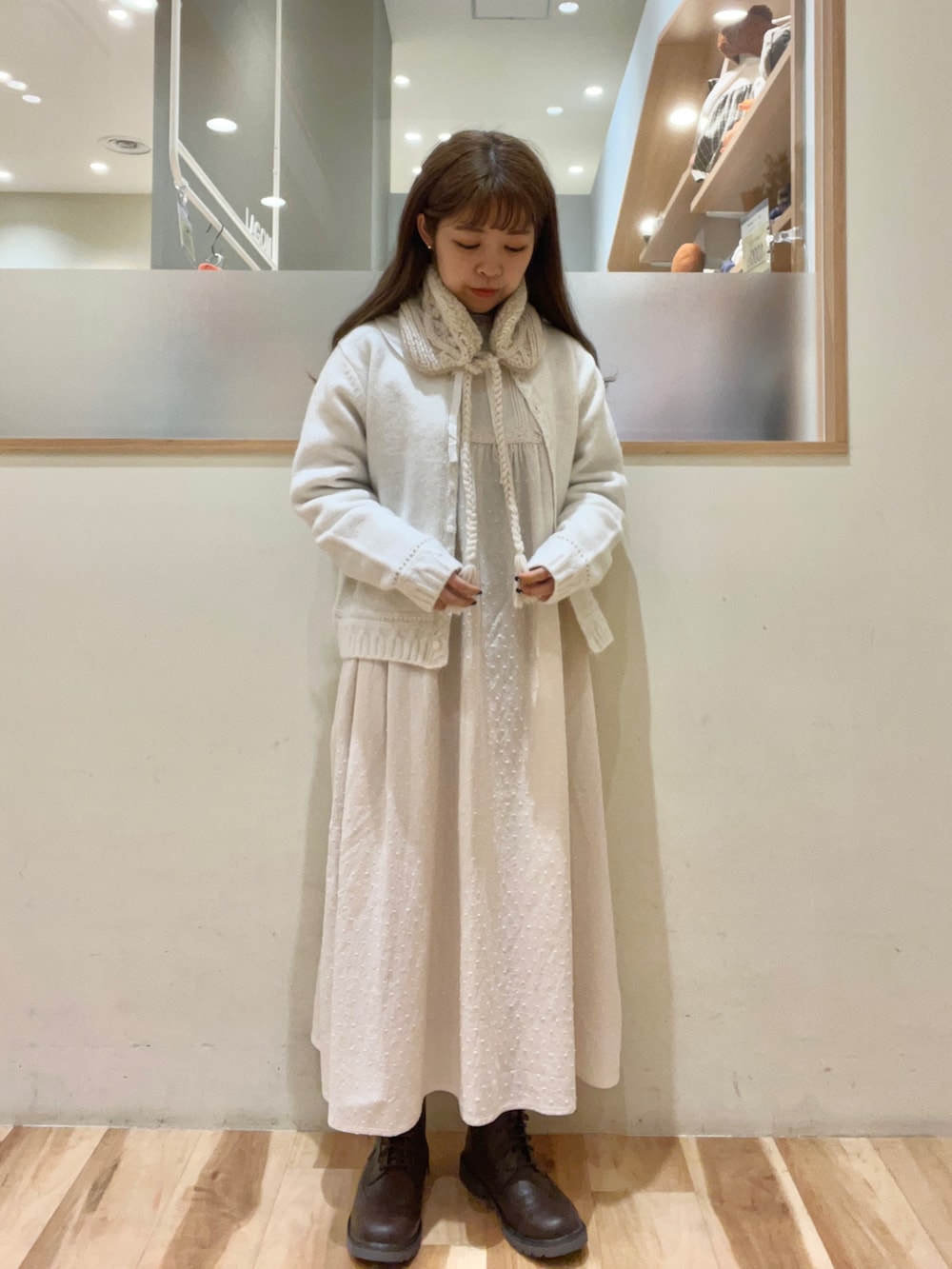 「Samansa Mos2、サマンサ モスモス(Samansa Mos2)、SM2、ガーリー、冬コーデ、ワンピース、カーディガン、刺繍、刺繍襟、イヤーマフ、レースアップブーツ、ホワイトコーデ、低身長、低身長コーデ」｜「Samansa Mos2の刺繍襟付カーディガン（カーディガン/ボレロ、ホワイト系）」を使った、moeさん（レディース・152cm）の秋コーディネートの2枚目の写真