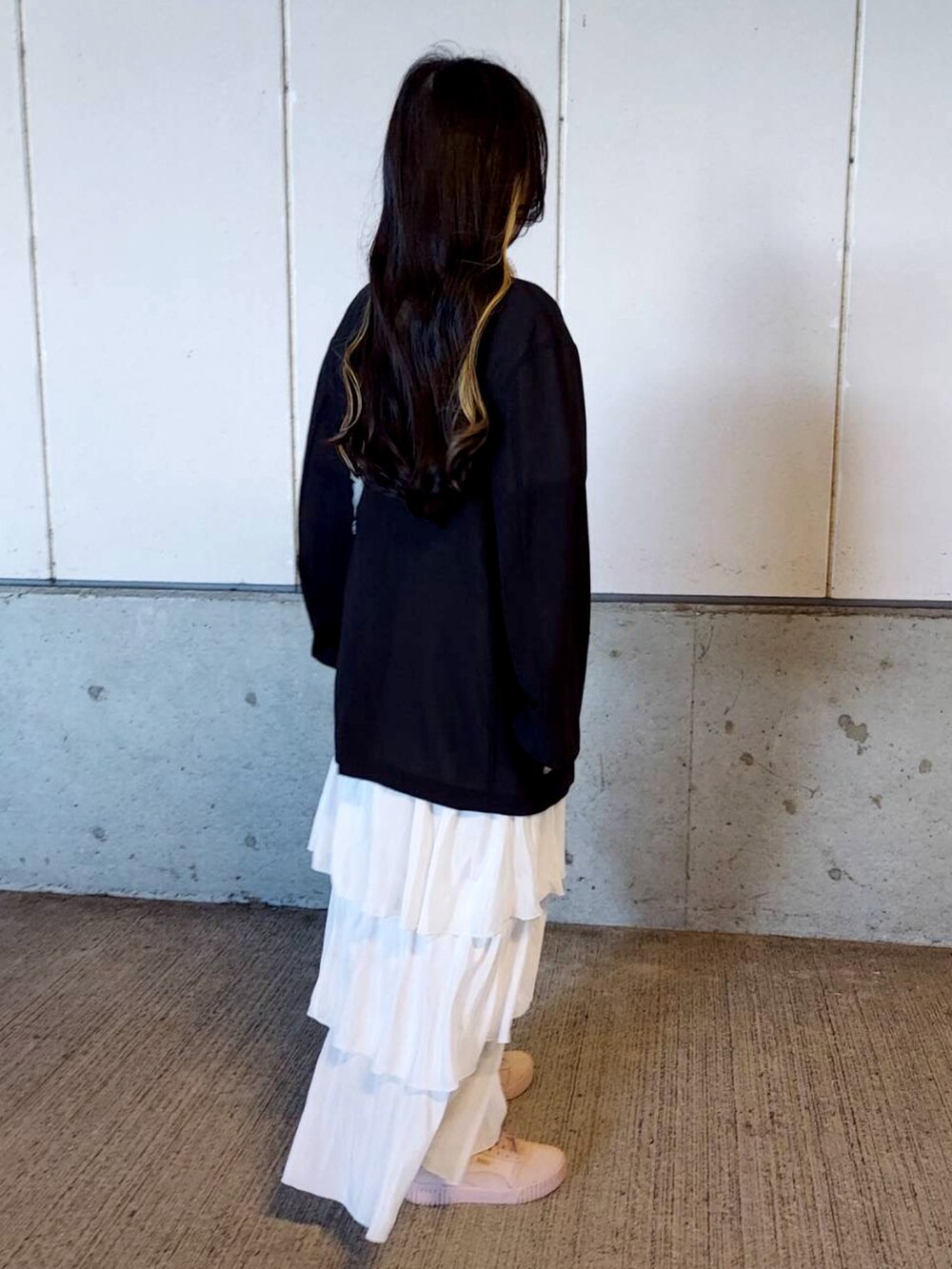 ホワイト系のスカート、ブラック系のジャケット/アウター、ホワイト系のTシャツ/カットソーを着用したレディースの夏コーディネートの2枚目の写真