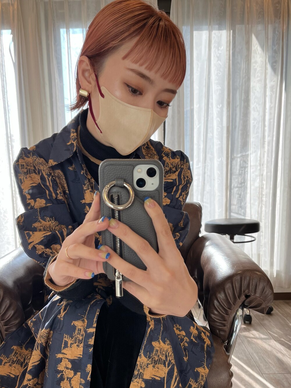 ブラック系のニット/セーター、ブルー系のシャツワンピースを着用したレディースの冬コーディネートの2枚目の写真