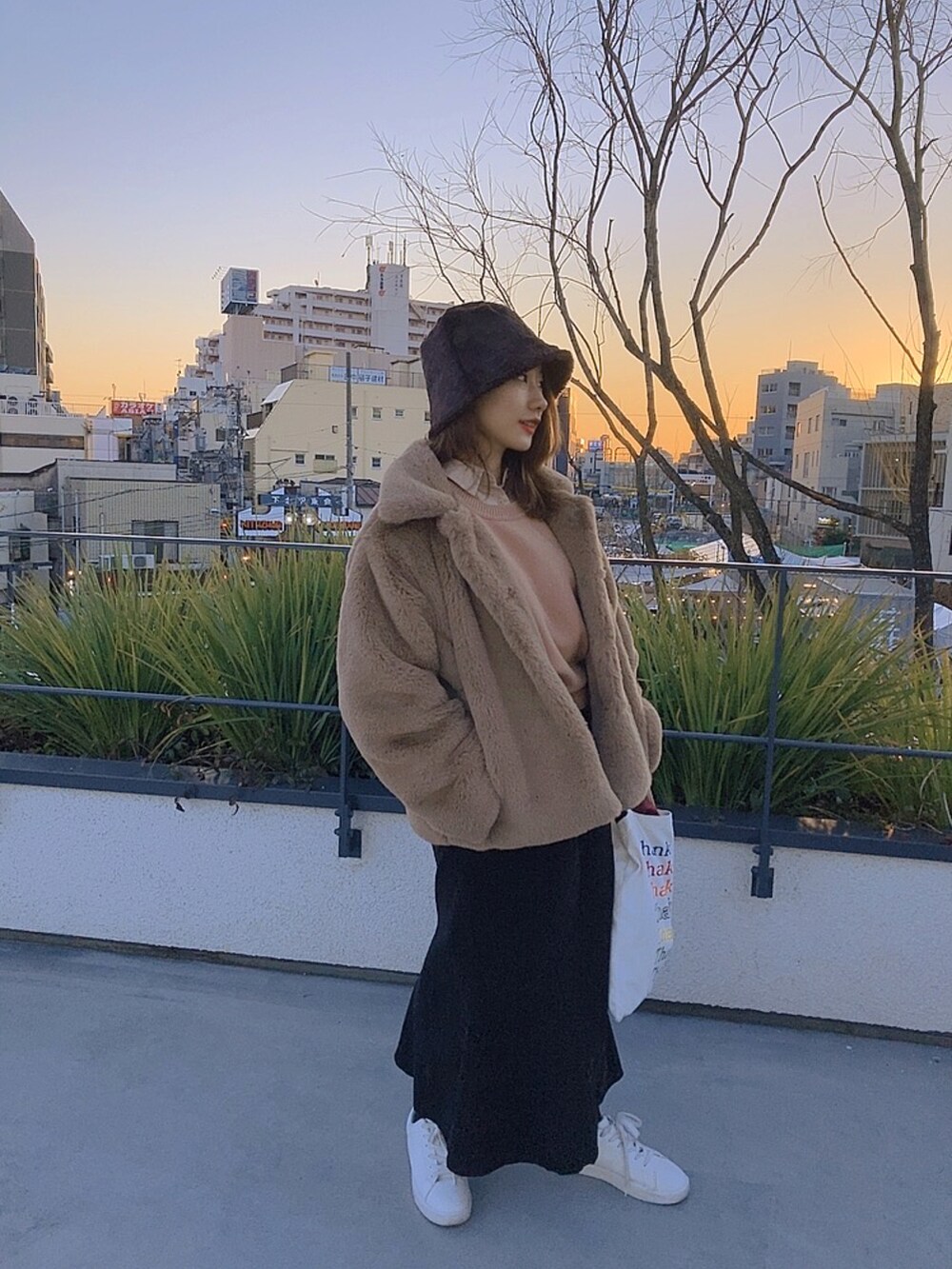 「winter、冬コーデ、ファーコート、マーメイドスカート、トートバッグ、赤チェックマフラー、おしゃれさんと繋がりたい、オーバーサイズ、帽子好き！、古着、いいね返し、Y's、わたしの推しブランド、マフラーぐるぐる」｜「jouetieのアイテム（ストール/ショール、レッド系）」を使った、hanaさん（レディース・158cm）の冬コーディネートの2枚目の写真