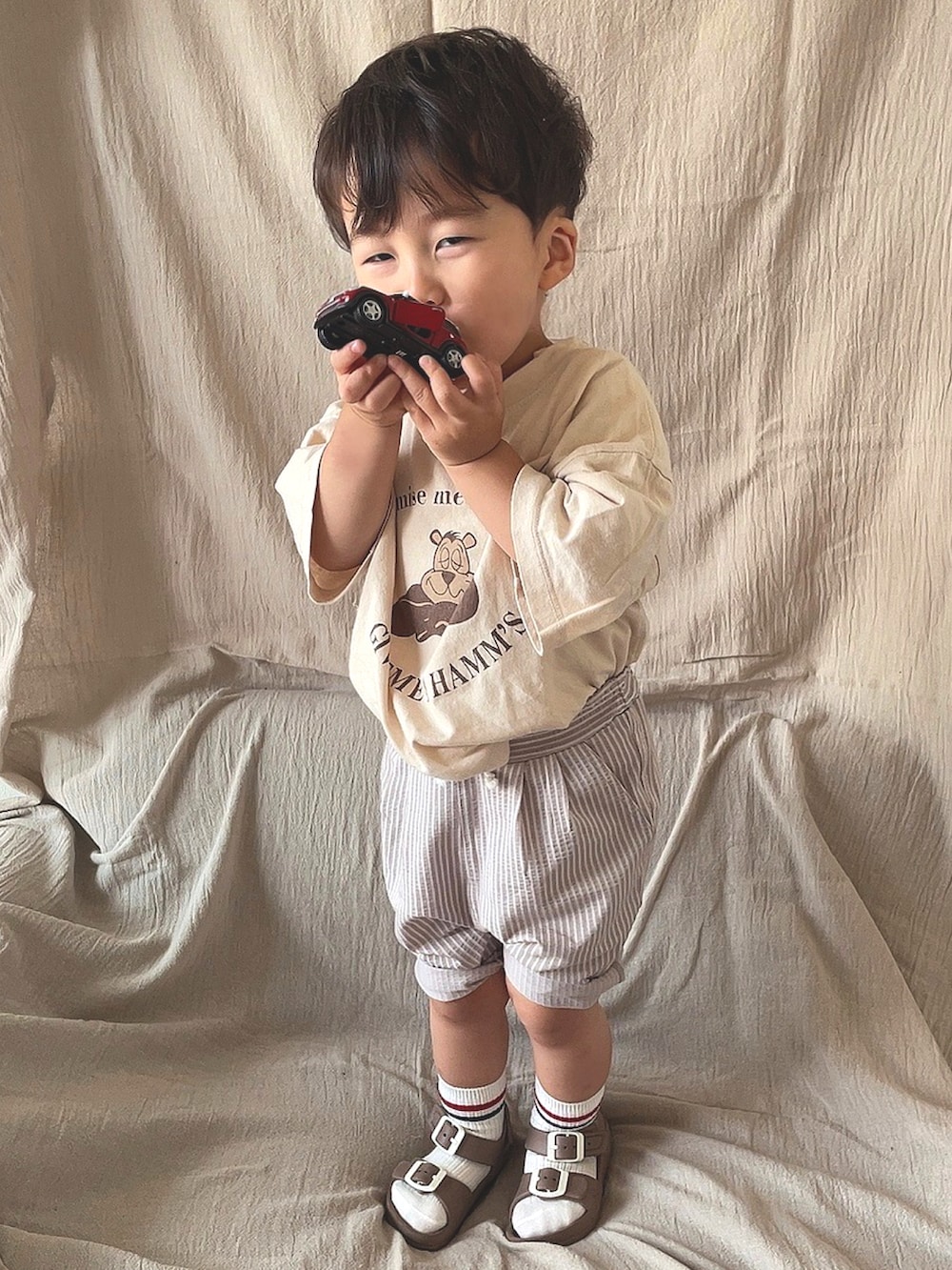 「夏コーデ、2歳、2歳男の子、韓国子供服、ラインソックス、サンダル、カジュアルコーデ、サンダル×靴下、ベージュコーデ」｜「petit mainのアイテム（パンツ、グレー系）」を使った、OSUKEさん（キッズ・100cm）の夏コーディネートの2枚目の写真
