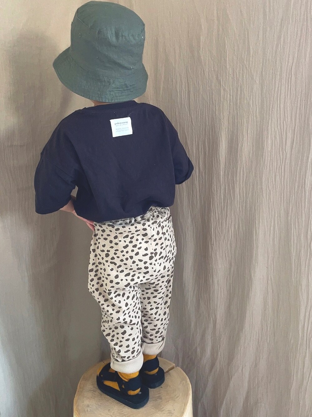 「レオパード、レオパード柄、Tシャツ、ハット、バケハ、ソックス×サンダル、2歳、2歳男の子、カジュアル、カジュアルコーデ」｜「H&Mのアイテム（ハット、グリーン系）」を使った、OSUKEさん（キッズ・90cm）の夏コーディネートの2枚目の写真