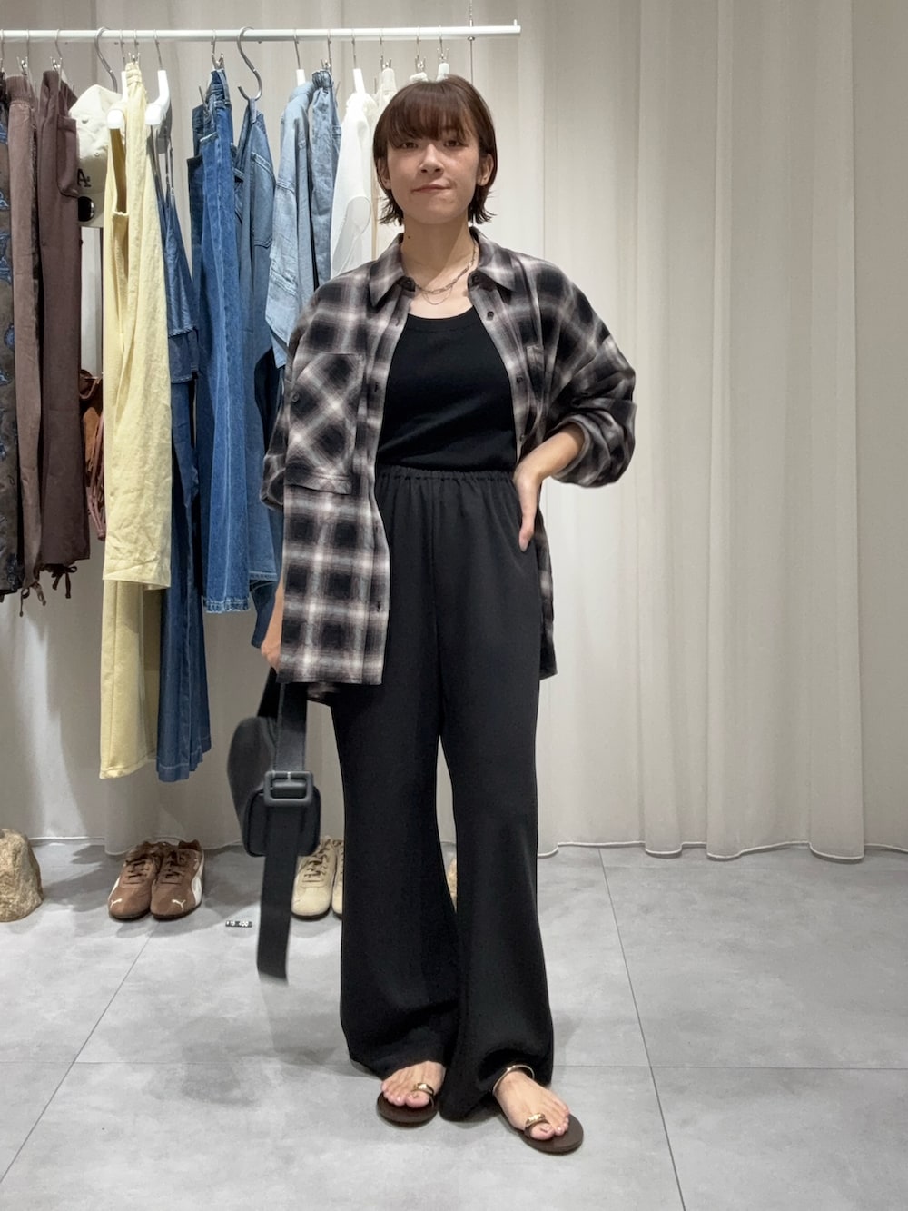 ブラック系のその他パンツ、ブラウン系のサンダル、ブラック系のシャツ/ブラウスを着用したレディースの夏コーディネートの2枚目の写真