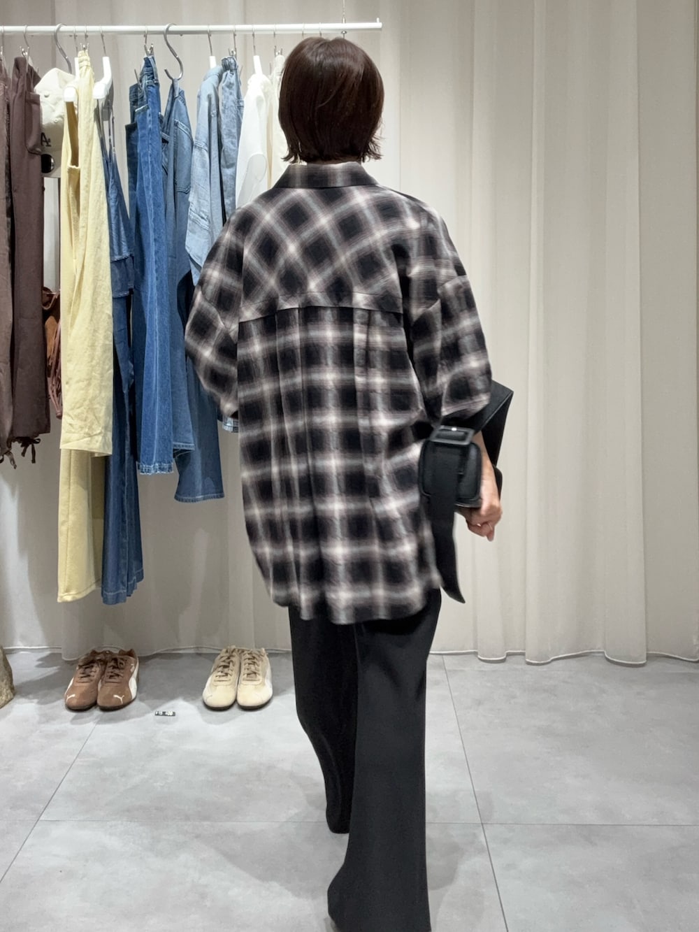 ブラック系のその他パンツ、ブラウン系のサンダル、ブラック系のシャツ/ブラウスを着用したレディースの夏コーディネートの5枚目の写真