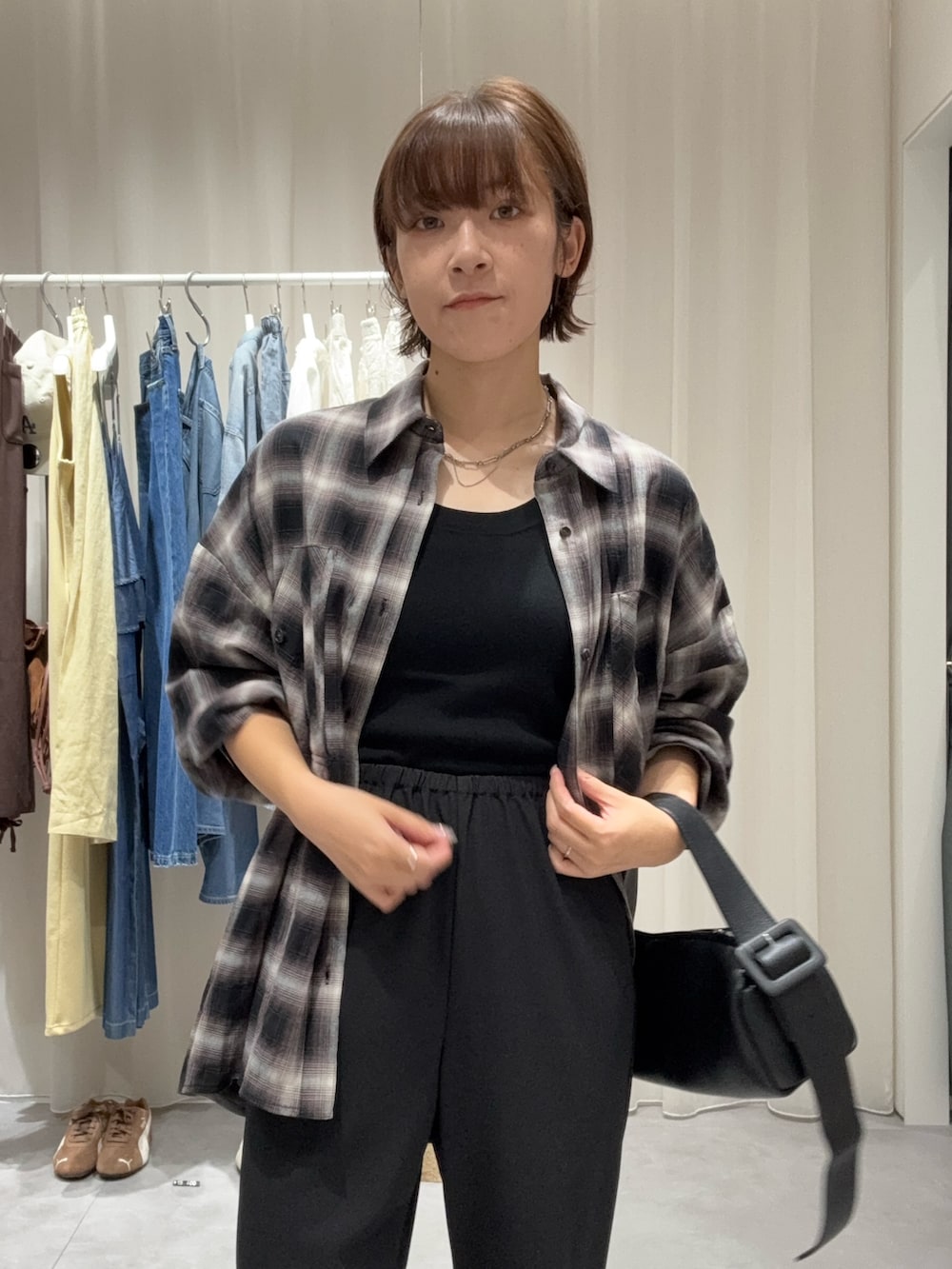 ブラック系のその他パンツ、ブラウン系のサンダル、ブラック系のシャツ/ブラウスを着用したレディースの夏コーディネートの3枚目の写真