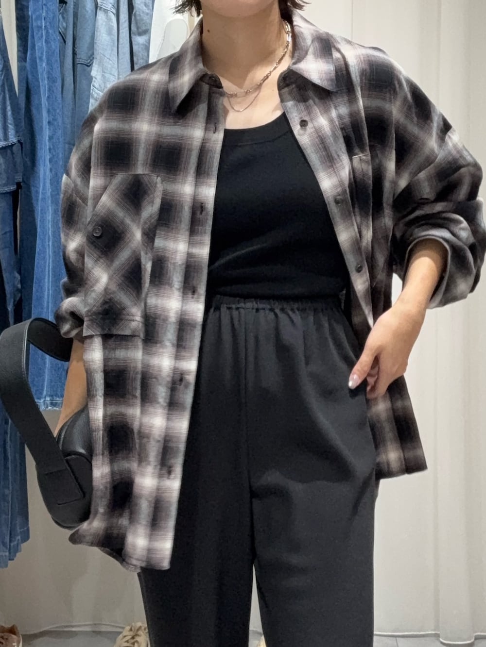 ブラック系のその他パンツ、ブラウン系のサンダル、ブラック系のシャツ/ブラウスを着用したレディースの夏コーディネートの4枚目の写真
