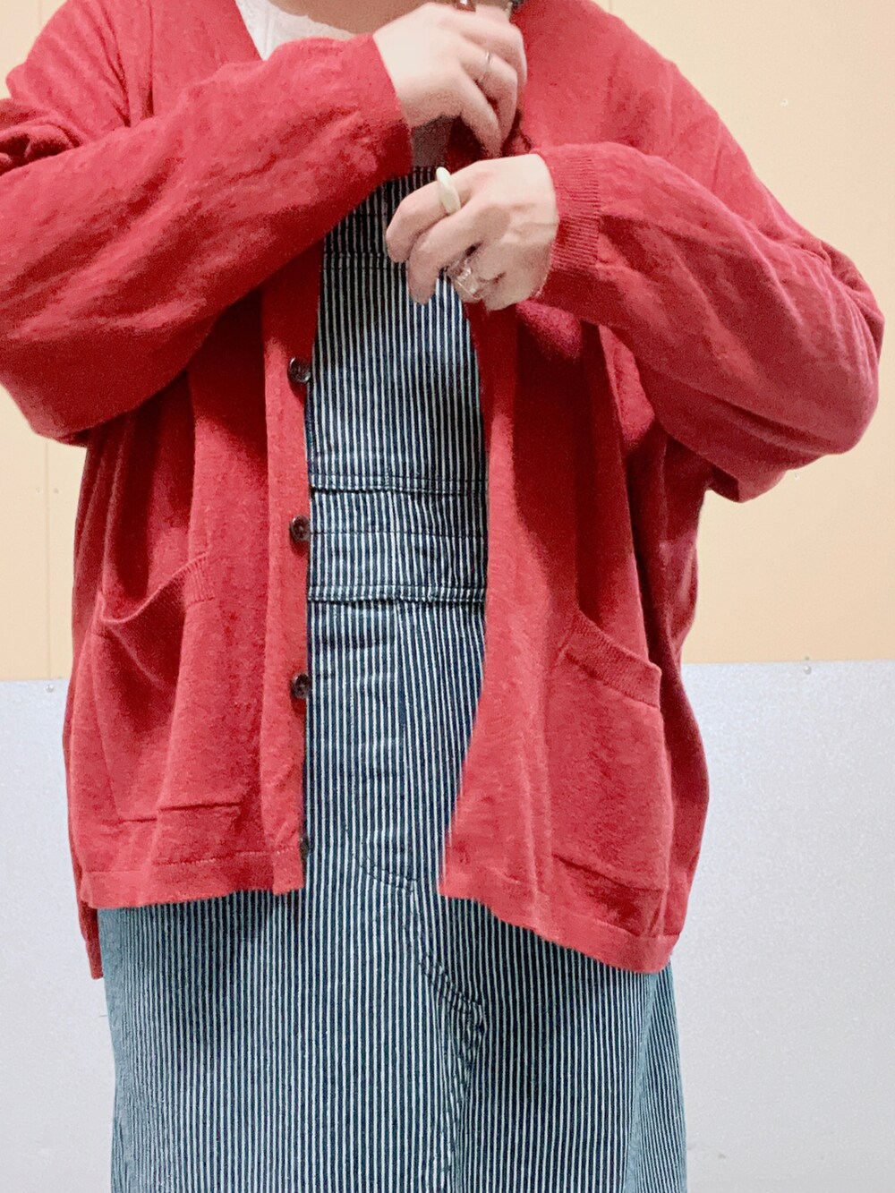 「Samansa Mos2、オトナカジュアル、カーディガン、秋服準備はじめました、秋コーデ、ジャンスカ、デニムコーデ、バケットハット、赤ニット」｜「Samansa Mos2の【ETHICAL CRAFTS】オーガニックコットン混ジャンスカ（ジャンパースカート、ブルー系）」を使った、コナさん（レディース・150cm）の秋コーディネートの2枚目の写真