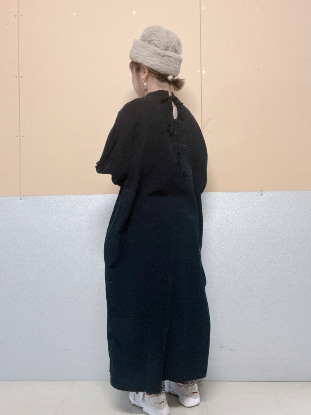 ブラック系のワンピース、ホワイト系のその他パンツ、ホワイト系のスニーカーを着用したレディースの冬コーディネートの2枚目の写真