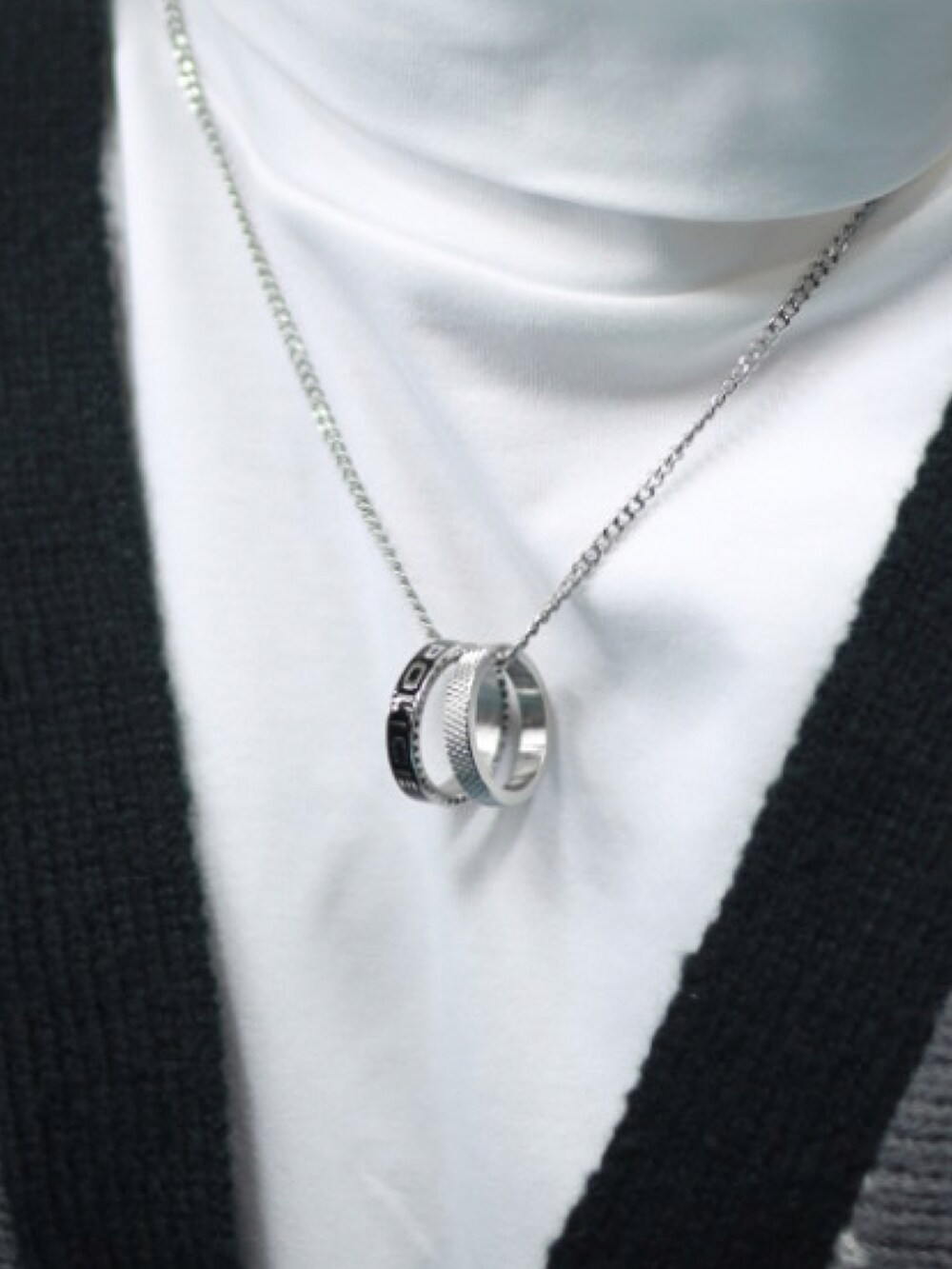 グレー系のカーディガン/ボレロ、ブラック系のネックレスを着用したメンズの秋コーディネートの2枚目の写真