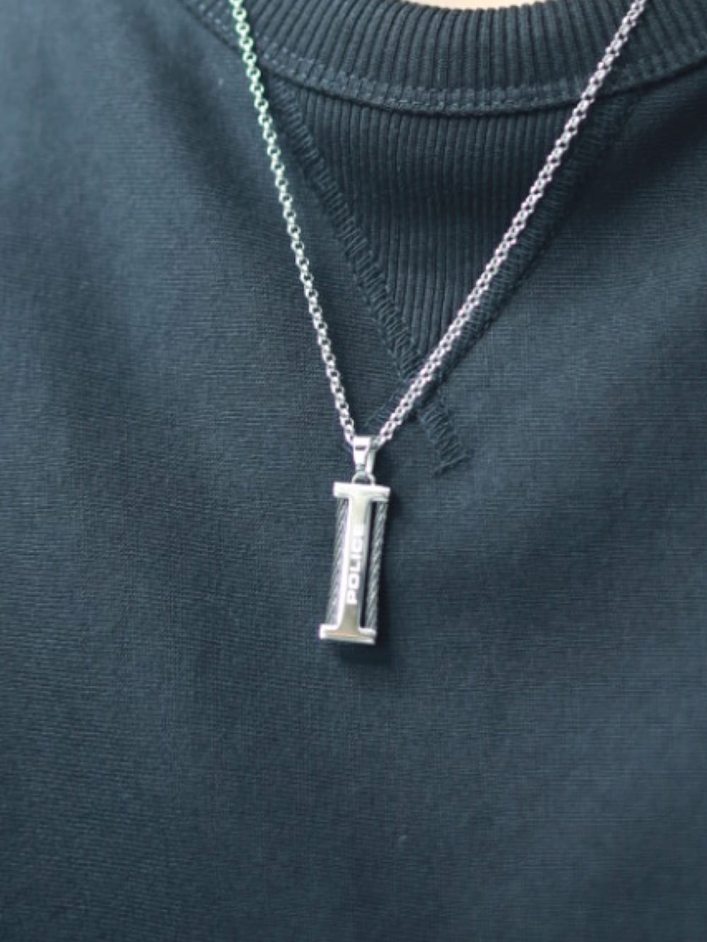 ブラック系のTシャツ/カットソー、ホワイト系のタンクトップ、ベージュ系のカーゴパンツを着用したメンズの夏コーディネートの2枚目の写真