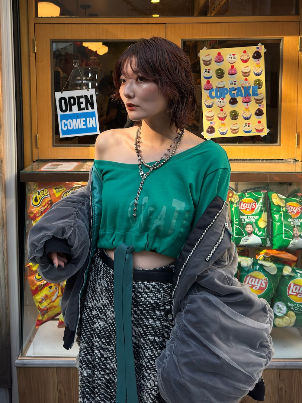 その他のその他パンツ、ブラック系のハンドバッグ、グリーン系のスウェットを着用したレディースの秋コーディネートの3枚目の写真