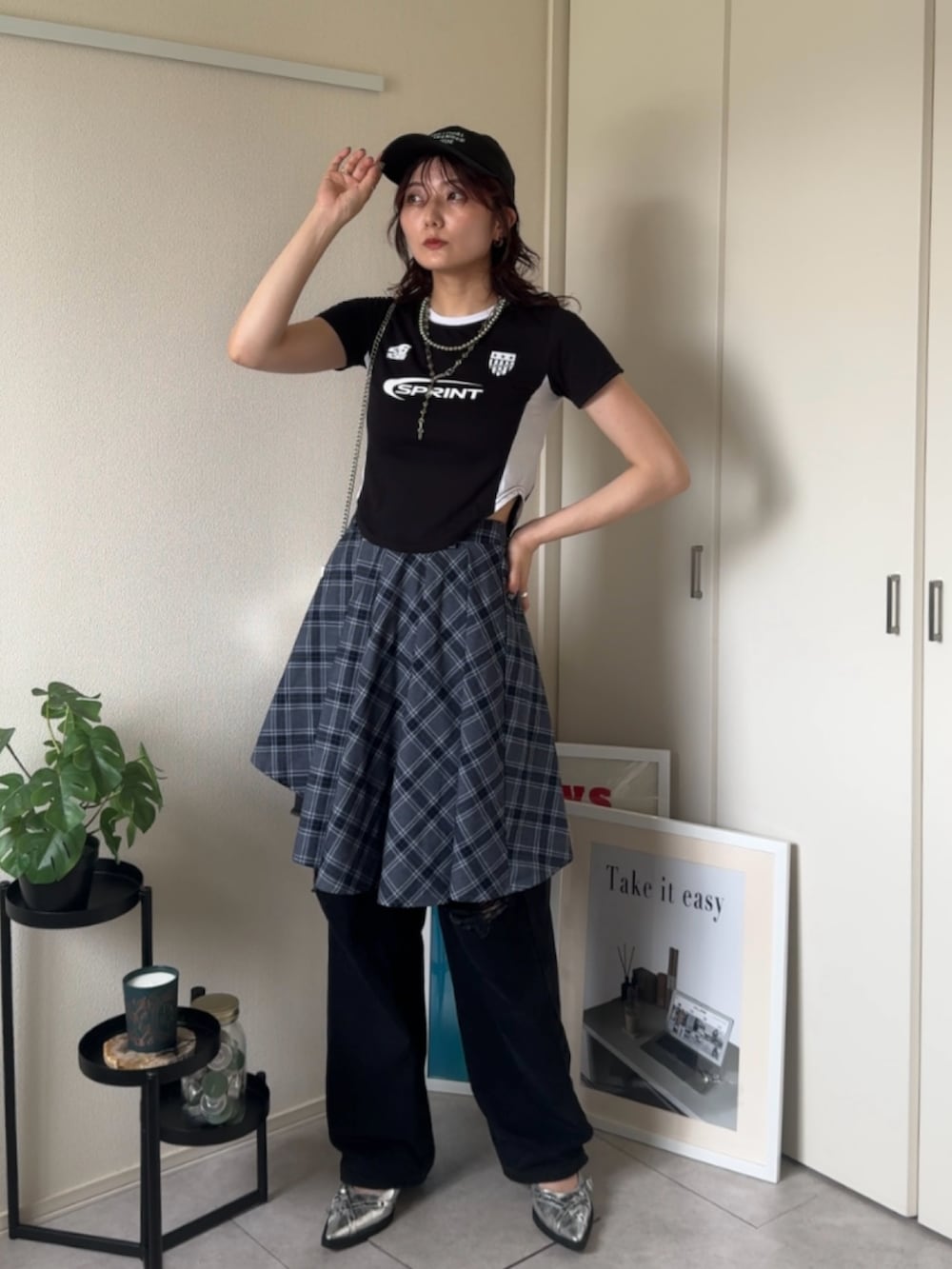 シルバー系のサンダル、ブラック系のデニムパンツ、ブルー系のスカートを着用したレディースの春コーディネートの2枚目の写真