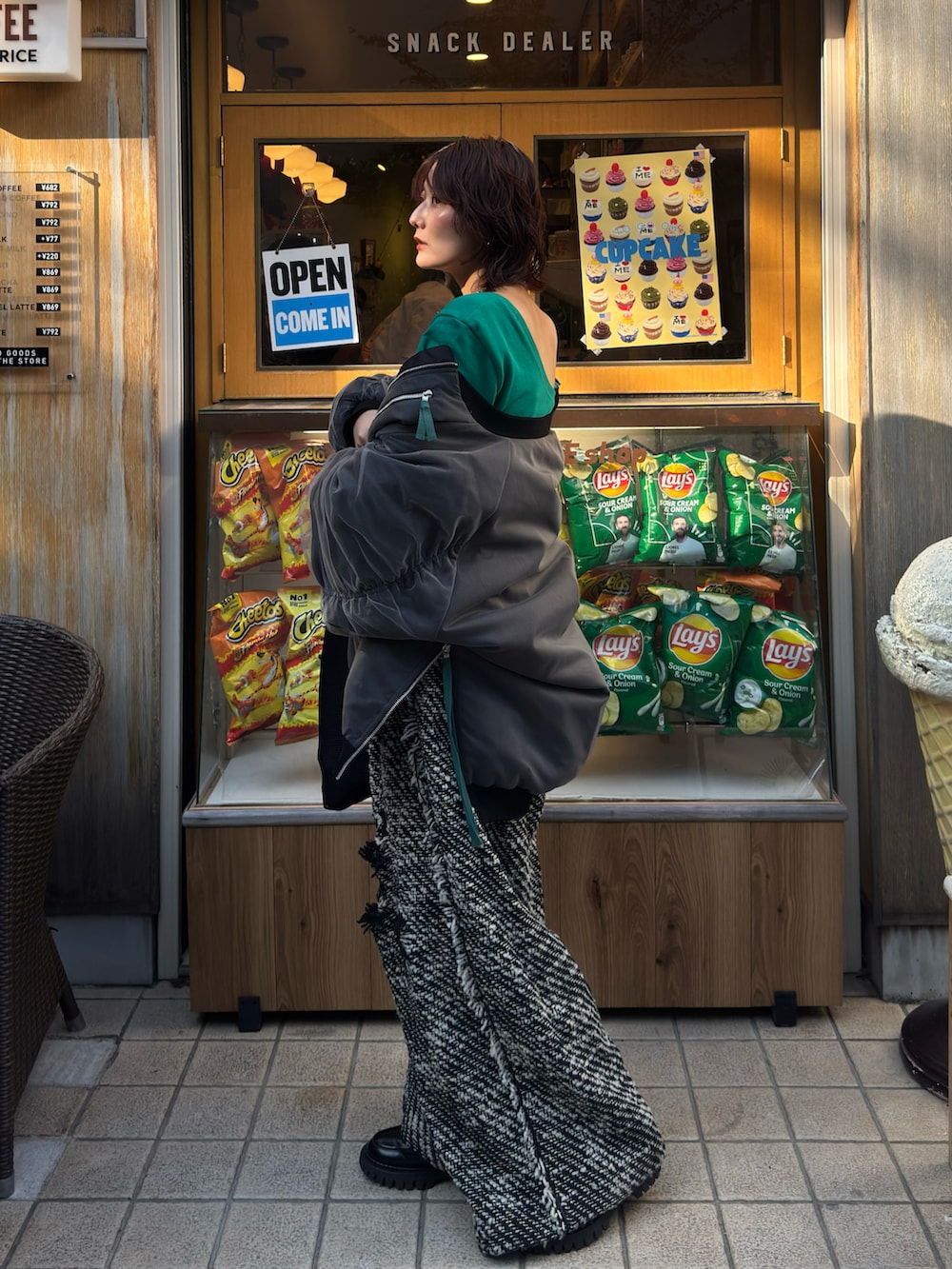 その他のその他パンツ、ブラック系のハンドバッグ、グリーン系のスウェットを着用したレディースの秋コーディネートの2枚目の写真