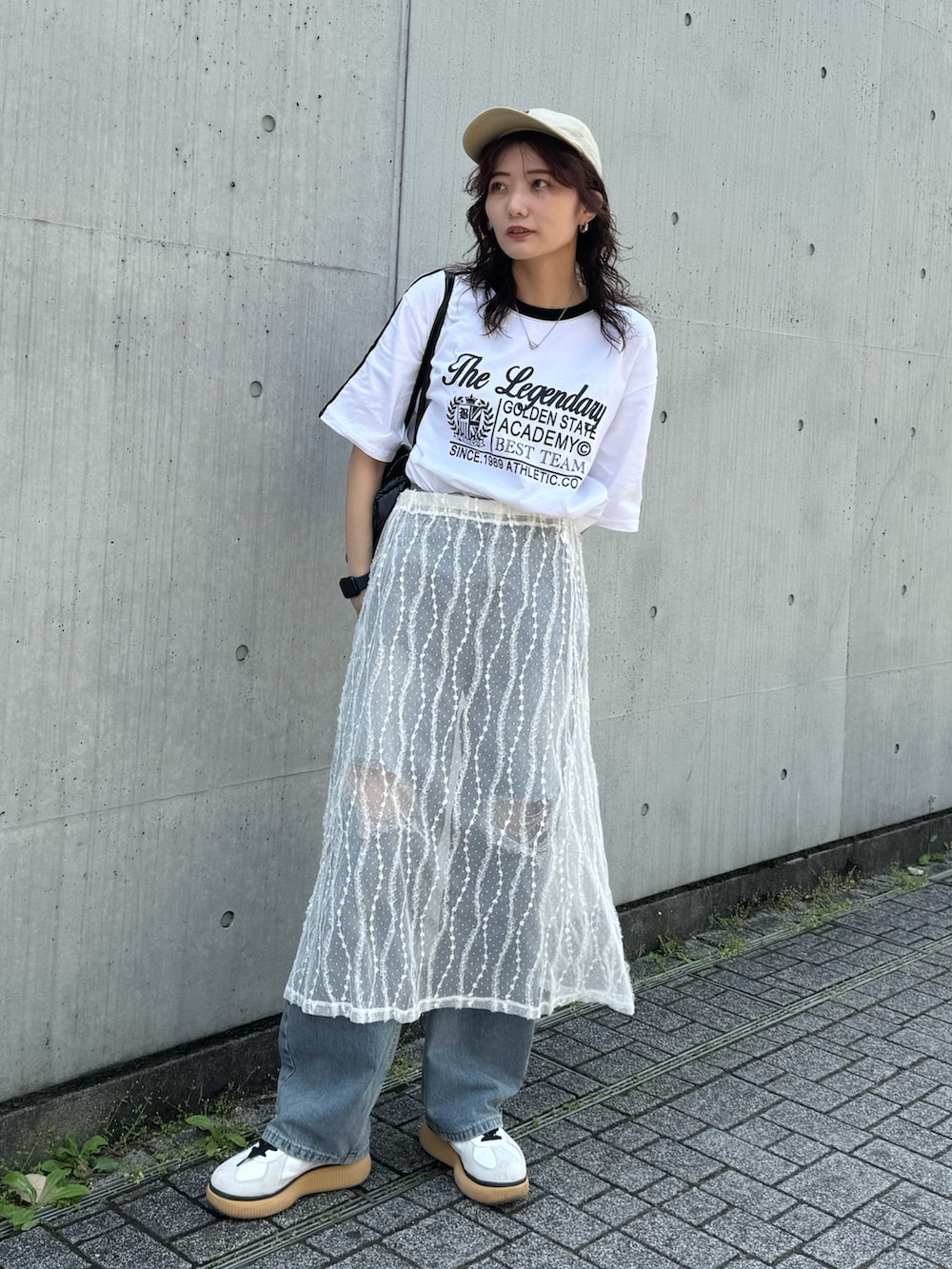 ホワイト系のスニーカー、ホワイト系のスカート、ブルー系のデニムパンツを着用したレディースの夏コーディネートの2枚目の写真