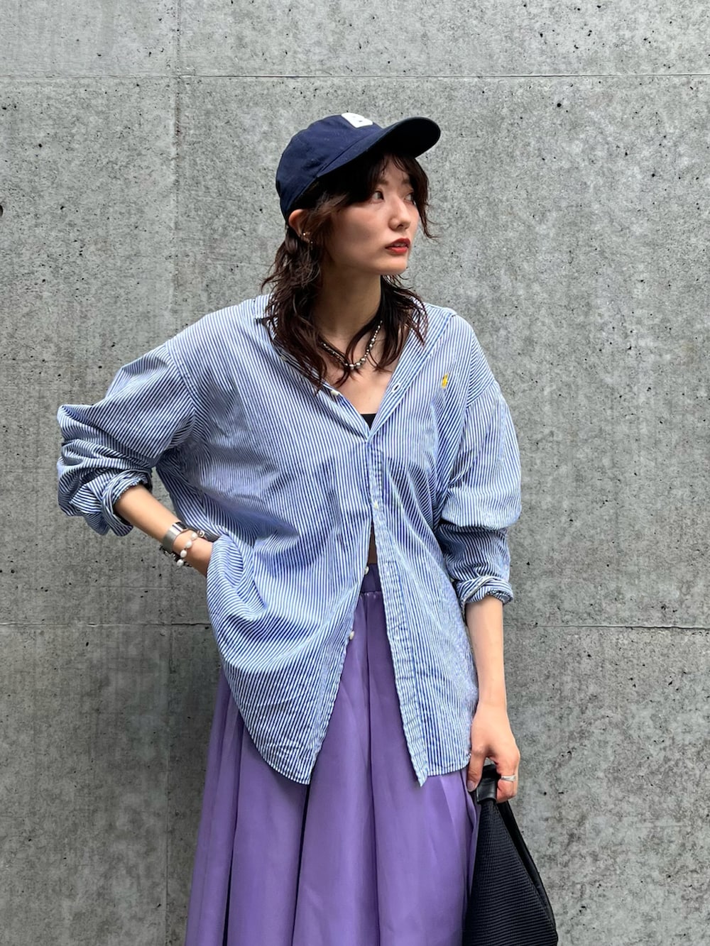 「フェススタイル、古着MIX、夏コーデ、キャップ、スニーカー、シンプル、韓国ファッション」｜「NEW BALANCEの【NEW BALANCE / ニューバランス】M920：スニーカー（スニーカー、グレー系）」を使った、Yurinaさん（レディース・166cm）の夏コーディネートの4枚目の写真