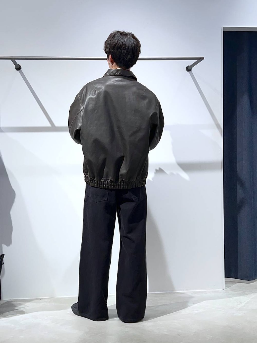 ブラウン系のブルゾン、ブラック系のデニムパンツ、イエロー系のシャツ/ブラウスを着用したメンズの秋コーディネートの3枚目の写真