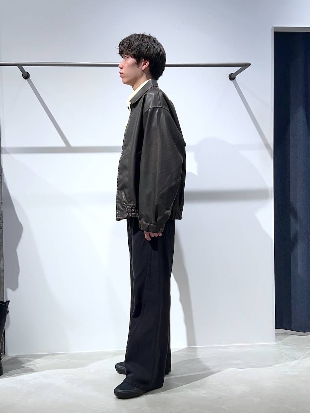 ブラウン系のブルゾン、ブラック系のデニムパンツ、イエロー系のシャツ/ブラウスを着用したメンズの秋コーディネートの2枚目の写真