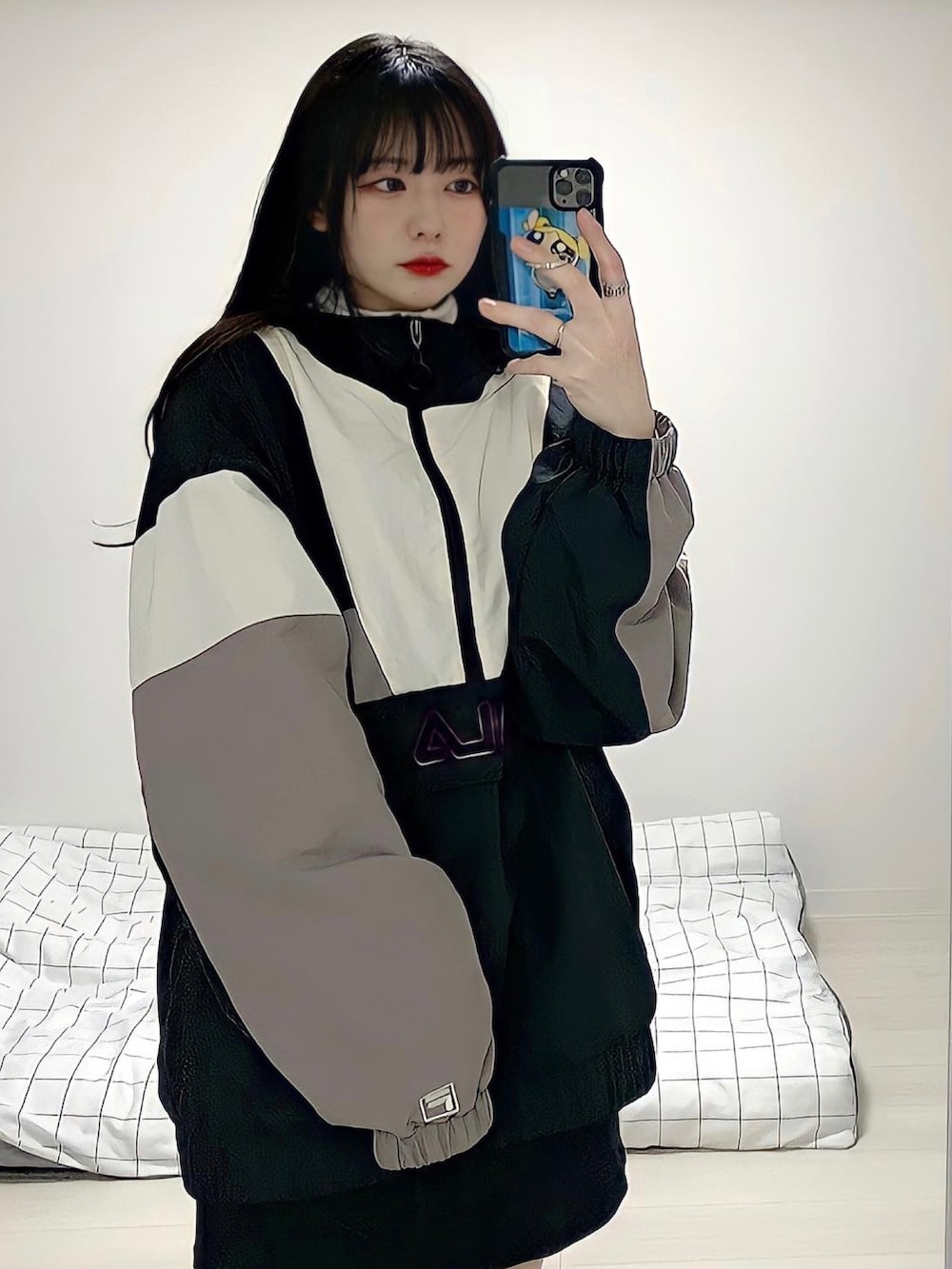 「FILA、マイベストコーデ2021、ビッグシルエット、ストリート、ストリートコーデ、ストリートMIX、韓国、韓国ファッション、韓国コーデ、オールブラック、スポーツミックス、アノラックパーカー、ブラックコーデ、白スニーカー、ルーズソックス」｜「FILAの【FILA/フィラ】切替アノラックパーカー/ナイロンジャケット　ブランドロゴ刺繍　　ルーズシルエット/ビッグシルエット　裾ドローコード仕様　ユニセックス（ブルゾン、ブラック系）」を使った、미카(ミカ)さん（レディース・157cm）の冬コーディネートの4枚目の写真