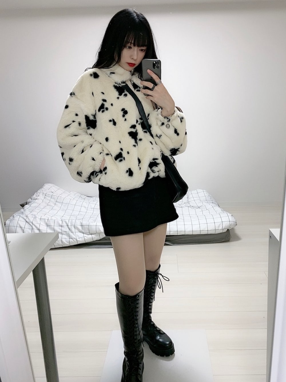 「ブラックコーデ、ロングシャツ、ファーコート、韓国、アニマル柄、ファージャケット、モード、レースアップブーツ、ホワイトコーデ、ブラック×ホワイト、モノトーンコーデ、編み上げブーツ、韓国ファッション、牛柄、韓国コーデ」｜「WEGOのWEGO/ファーエリブルゾン（ブルゾン、その他）」を使った、미카(ミカ)さん（レディース・157cm）の秋コーディネートの2枚目の写真