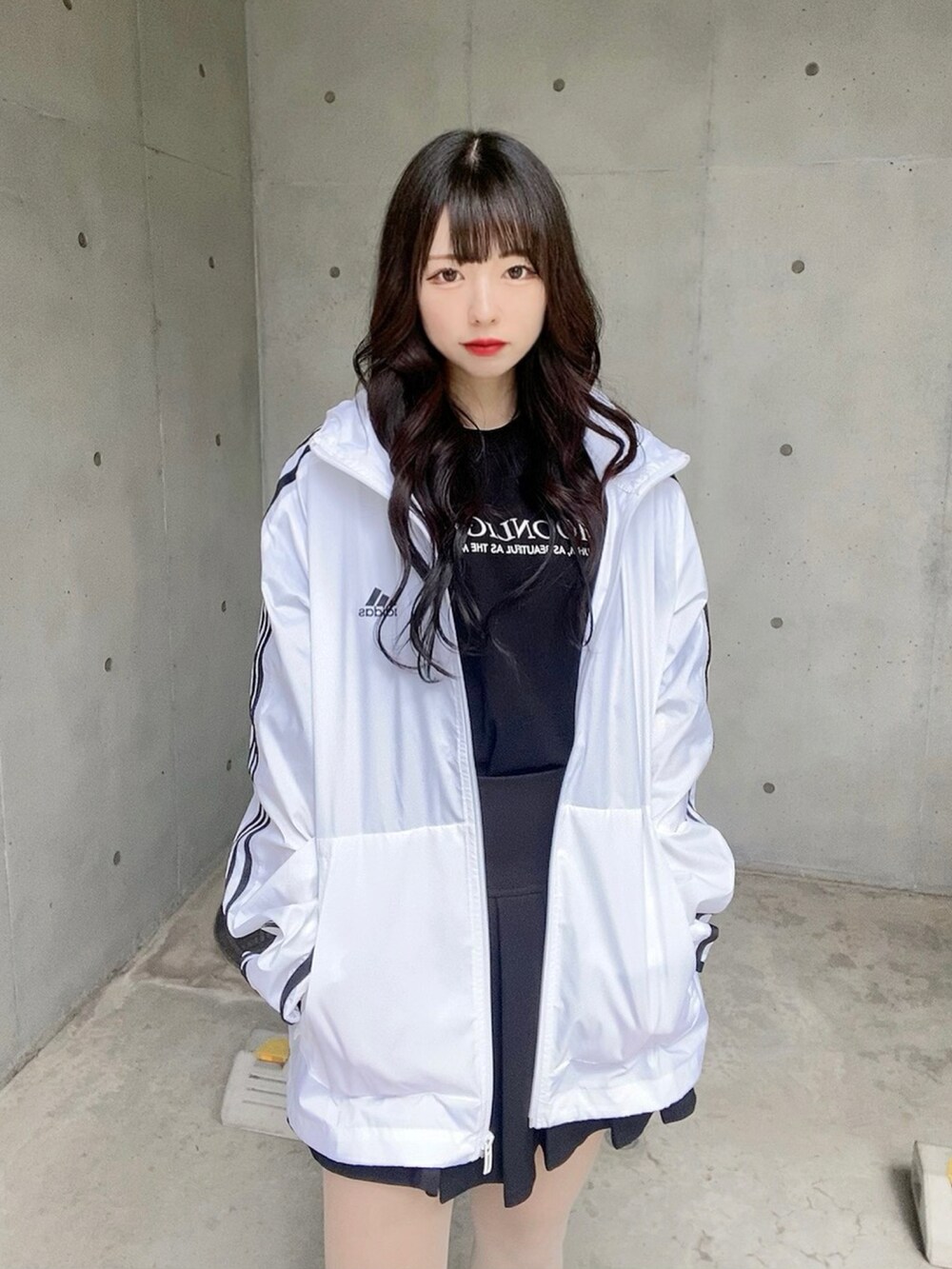 「初夏コーデ、スポーツミックス、スポーティ、マウンテンパーカー、アディダス、adidas、ホワイトコーデ、韓国、韓国ファッション、韓国コーデ、韓国好きな人と繋がりたい、いいね、save、フォローお願いします🤑、ブラックコーデ、ootd、ホワイト」｜「adidasのアイテム（マウンテンパーカー、ホワイト系）」を使った、미카(ミカ)さん（レディース・157cm）の夏コーディネートの2枚目の写真
