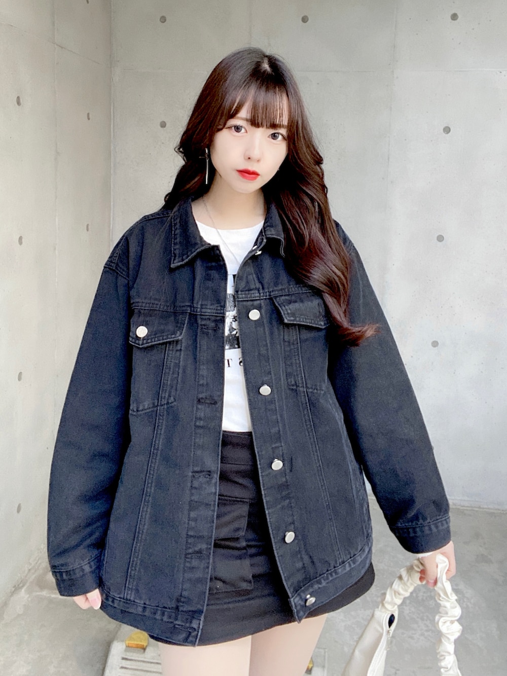 「ジャケットコーデ、今日のコスメと服、shein、モノトーンコーデ、モノトーン、韓国ファッション、韓国ブランド、ロングブーツ、ミニスカート、ストリートコーデ、ストリート」｜「sheinのアイテム（デニムジャケット、ブラック系）」を使った、미카(ミカ)さん（レディース・157cm）の夏コーディネートの2枚目の写真