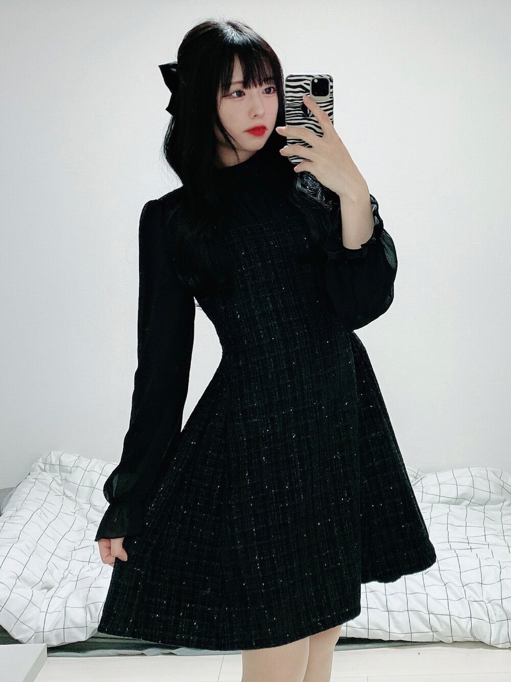 ブラック系のワンピースを着用したレディースの春コーディネートの2枚目の写真