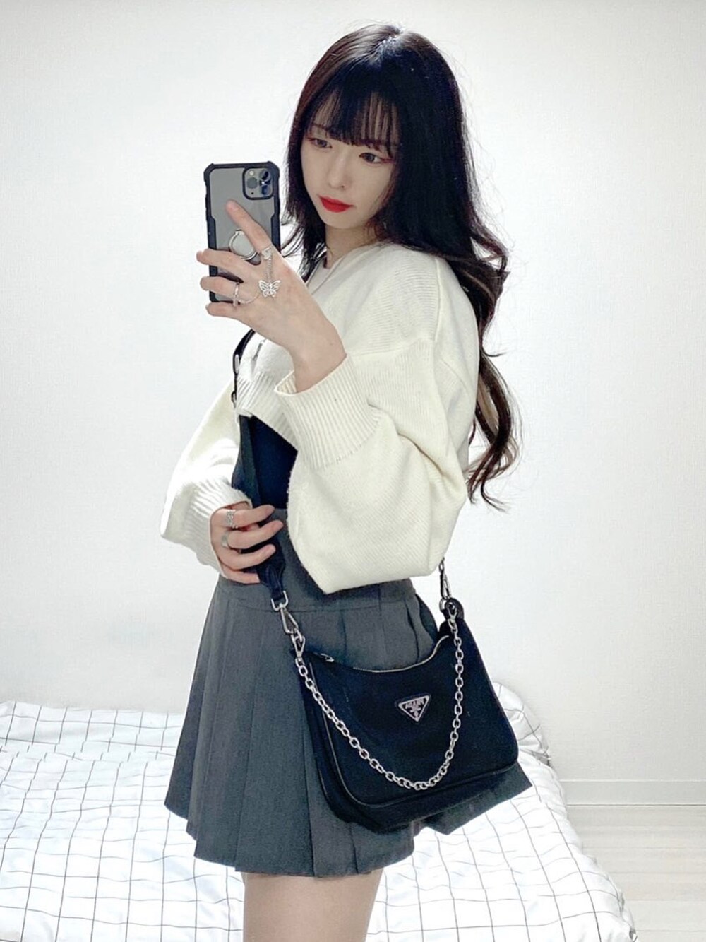 「クロップドトップス、ニットコーデ、ホワイトコーデ、プリーツスカート、韓国ファッション、韓国コーデ、韓国、韓国ブランド、ブラックコーデ、レイヤードスタイル、チョコ色に染まれ、ショルダーバッグ、ストリートコーデ、モノトーンコーデ、モノトーン」｜「WEGOのWEGO/2WAYスーパーショートニット（ニット/セーター、ホワイト系）」を使った、미카(ミカ)さん（レディース・157cm）の冬コーディネートの2枚目の写真