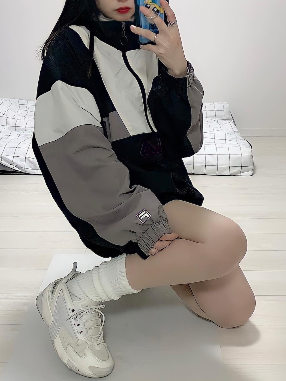 「FILA、マイベストコーデ2021、ビッグシルエット、ストリート、ストリートコーデ、ストリートMIX、韓国、韓国ファッション、韓国コーデ、オールブラック、スポーツミックス、アノラックパーカー、ブラックコーデ、白スニーカー、ルーズソックス」｜「FILAの【FILA/フィラ】切替アノラックパーカー/ナイロンジャケット　ブランドロゴ刺繍　　ルーズシルエット/ビッグシルエット　裾ドローコード仕様　ユニセックス（ブルゾン、ブラック系）」を使った、미카(ミカ)さん（レディース・157cm）の冬コーディネートの2枚目の写真