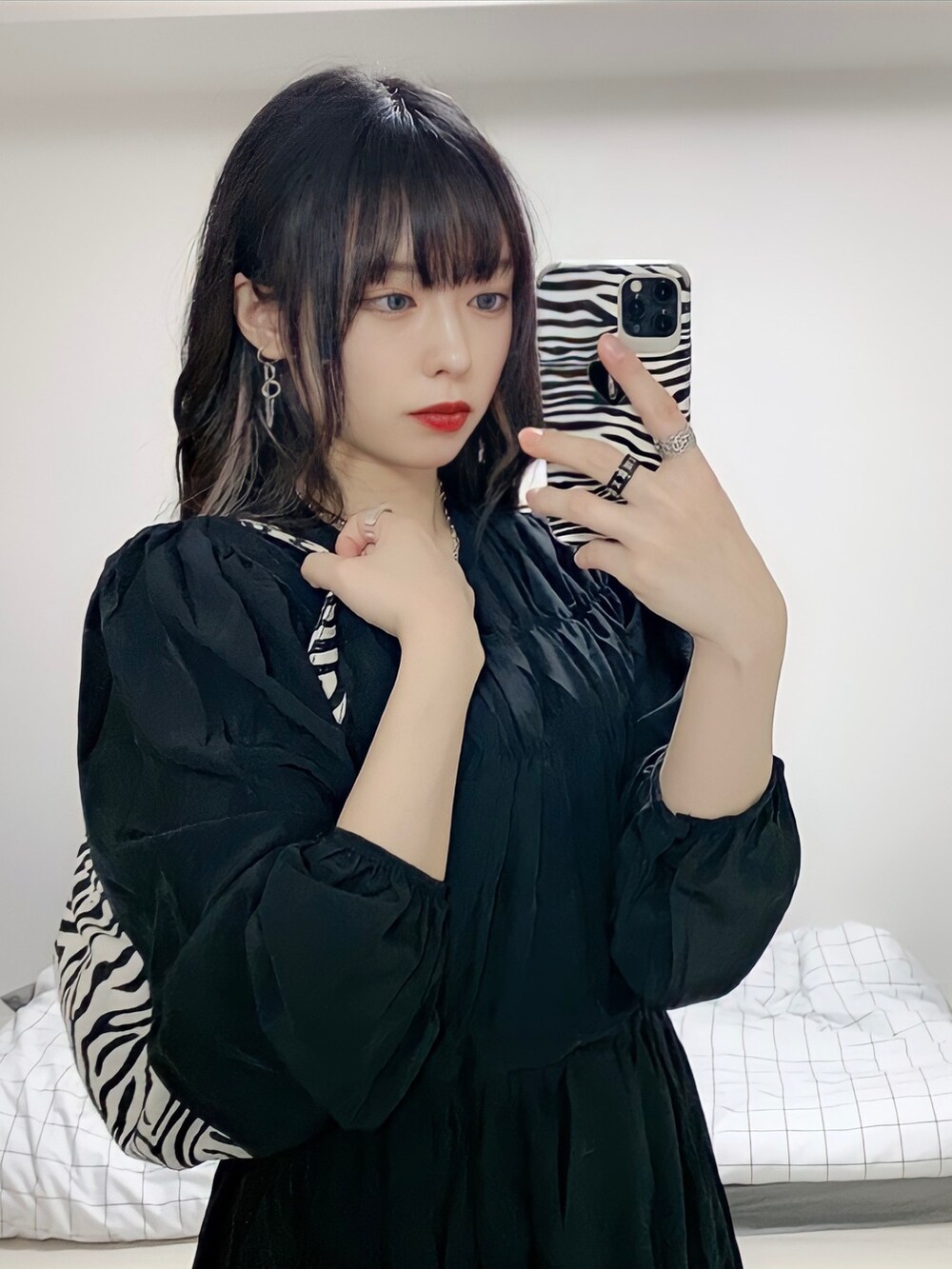 ブラック系のワンピース、ブラック系のブーツを着用したレディースの秋コーディネートの2枚目の写真