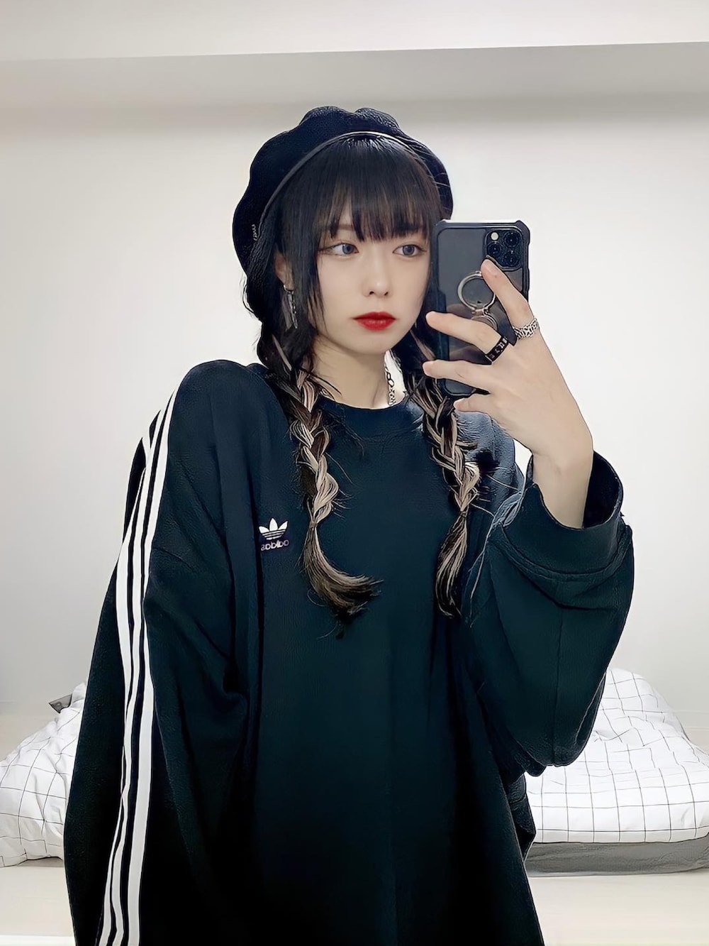 「スウェット、ベレー帽、スウェットワンピース、adidas、ブラックコーデ、ストリート、オールブラック、アディダス、韓国、ストリートMIX、ストリートコーデ、韓国ファッション、秋冬コーデ、韓国コーデ、スウェットコーデ」｜「adidasの[3ストライプス クルーネックスウェット] アディダスオリジナルス（スウェット、ブラック系）」を使った、미카(ミカ)さん（レディース・157cm）の秋コーディネートの2枚目の写真