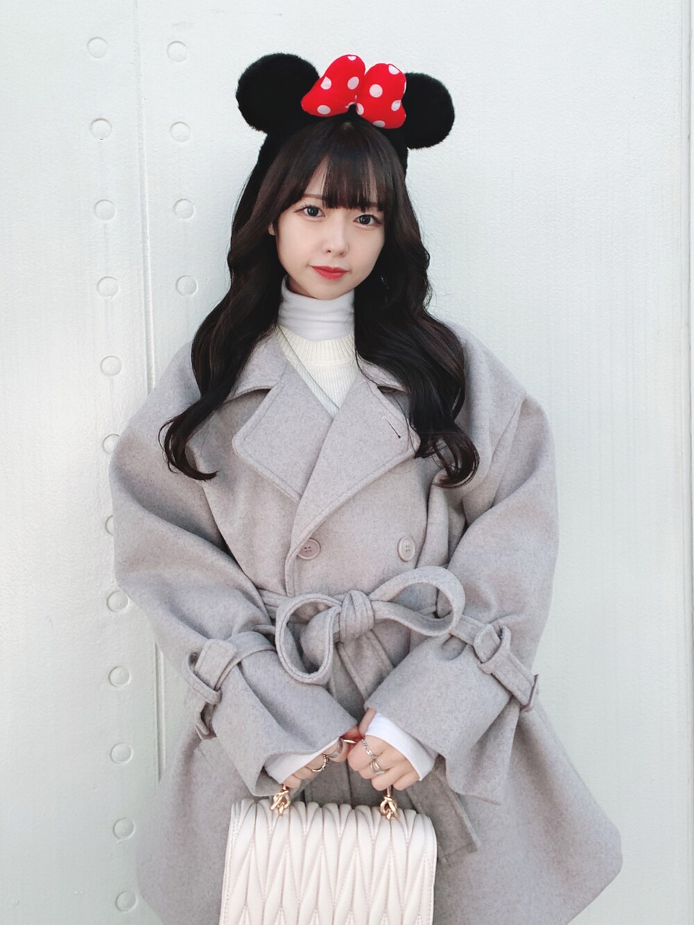 「クリスマスに着たい服、服とコスメでなりたい自分に、デートコーデ、ディズニーコーデ、ディズニー、GRL、ガーリー、ガーリーコーデ、ホワイトコーデ、ニーハイブーツ、冬コーデ」｜「GRLのアイテム（ステンカラーコート、ホワイト系）」を使った、미카(ミカ)さん（レディース・157cm）の冬コーディネートの2枚目の写真