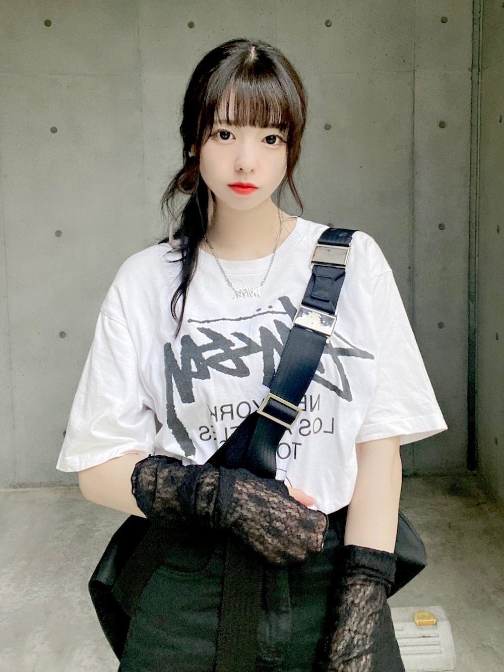 「今日のコスメと服、韓国ファッション、韓国コーデ、韓国ブランド、ストリートコーデ、ストリートファッション、stussy、スニーカーコーデ」|「STUSSYのWORLD TOUR TEE(Tシャツ/カットソー、ホワイト系)」を使った、미카(ミカ)さん(レディース・157cm)の夏コーディネートの2枚目の写真