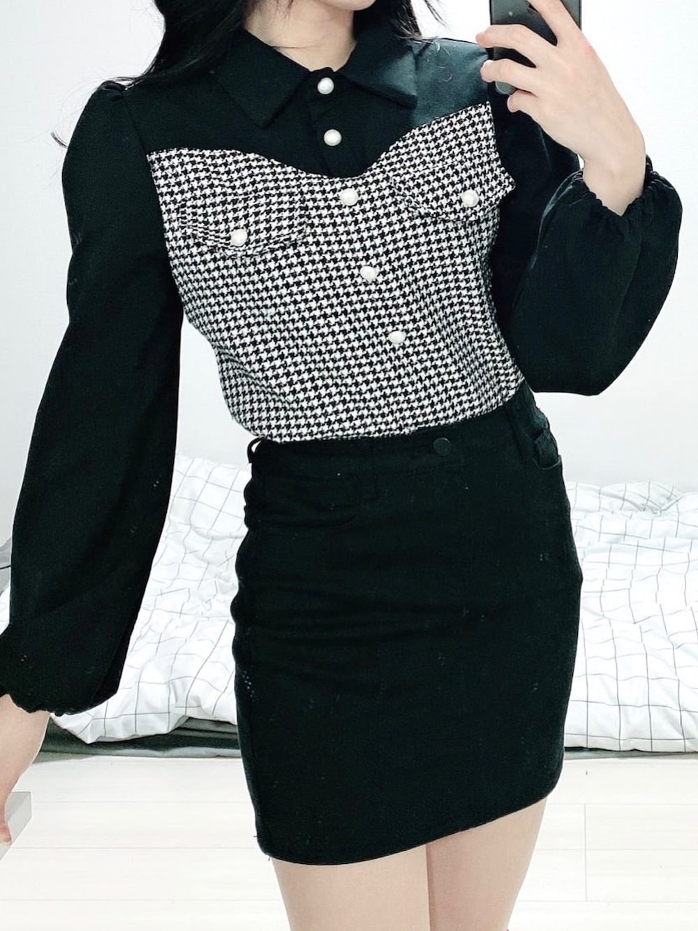 「韓国、韓国ファッション、韓国ブランド、韓国コーデ、韓国好きな人と繋がりたい、チェック柄に恋してる、チェック柄、春コーデ、ガーリーコーデ、ブラックコーデ、モノトーンコーデ、モノトーン、スカートスタイル、ミニスカート、ロングブーツ」｜「SOA CLOSETのアイテム（シャツ/ブラウス、ブラック系）」を使った、미카(ミカ)さん（レディース・157cm）の春コーディネートの2枚目の写真