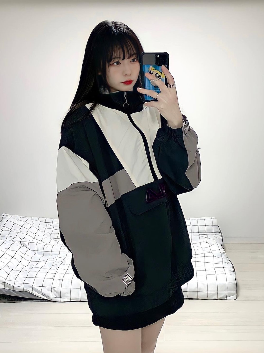 「FILA、マイベストコーデ2021、ビッグシルエット、ストリート、ストリートコーデ、ストリートMIX、韓国、韓国ファッション、韓国コーデ、オールブラック、スポーツミックス、アノラックパーカー、ブラックコーデ、白スニーカー、ルーズソックス」｜「FILAの【FILA/フィラ】切替アノラックパーカー/ナイロンジャケット　ブランドロゴ刺繍　　ルーズシルエット/ビッグシルエット　裾ドローコード仕様　ユニセックス（ブルゾン、ブラック系）」を使った、미카(ミカ)さん（レディース・157cm）の冬コーディネートの3枚目の写真