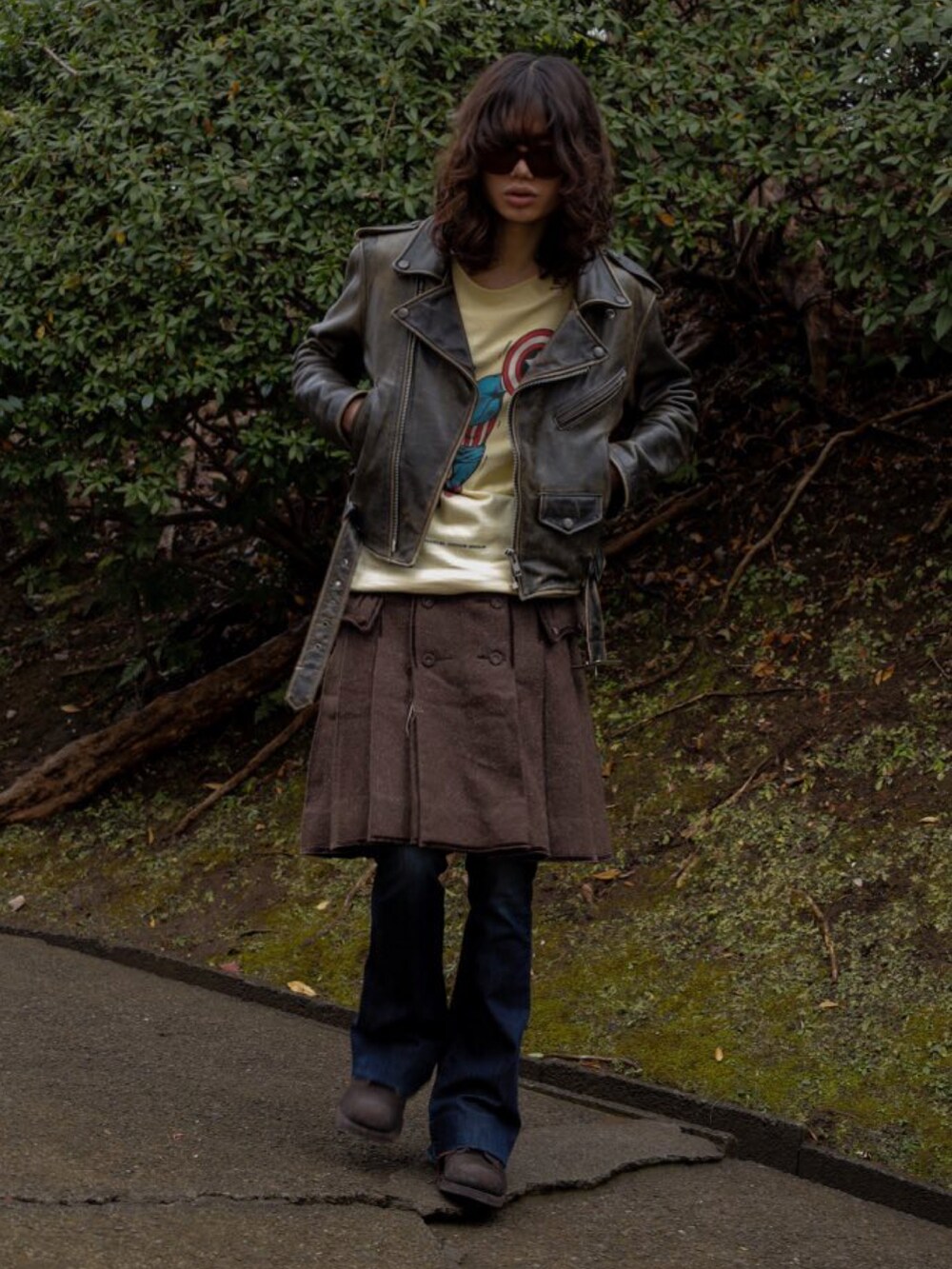 「vintage、冬コーデ、休日スタイル、サングラス、レザージャケット、ライダース、Tシャツ、スカート、デニム、フレアデニム、フレアパンツ、ブーツ」｜「VINTAGEのアイテム（ライダースジャケット、ブラック系）」を使った、Kosei Yutakaさん（メンズ・171cm）の冬コーディネートの2枚目の写真