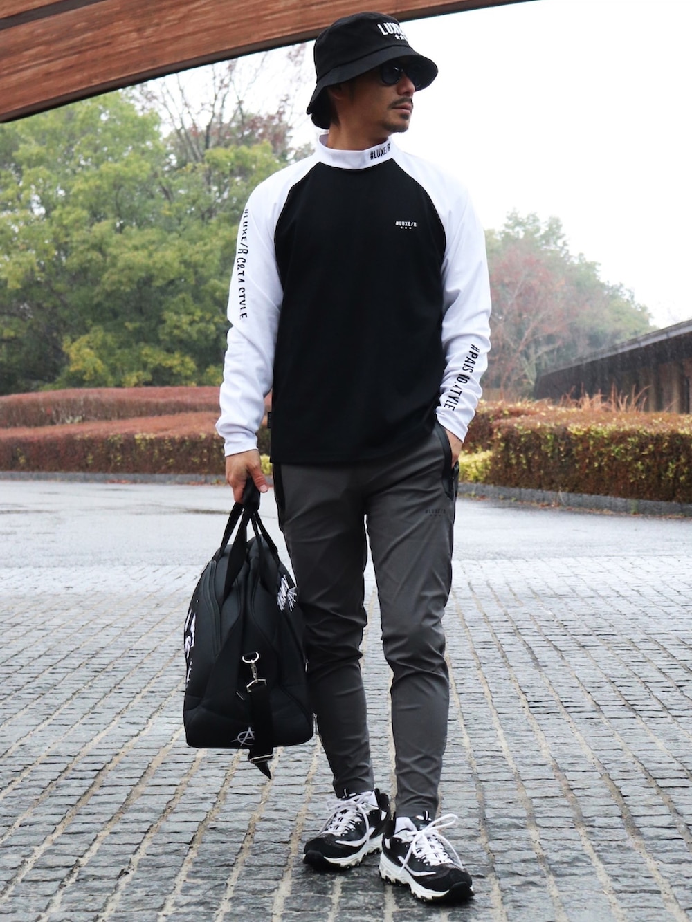 グレー系のTシャツ/カットソー、グリーン系のチノパンツ、ブラック系のニットキャップ/ビーニーを着用したメンズの冬コーディネートの2枚目の写真